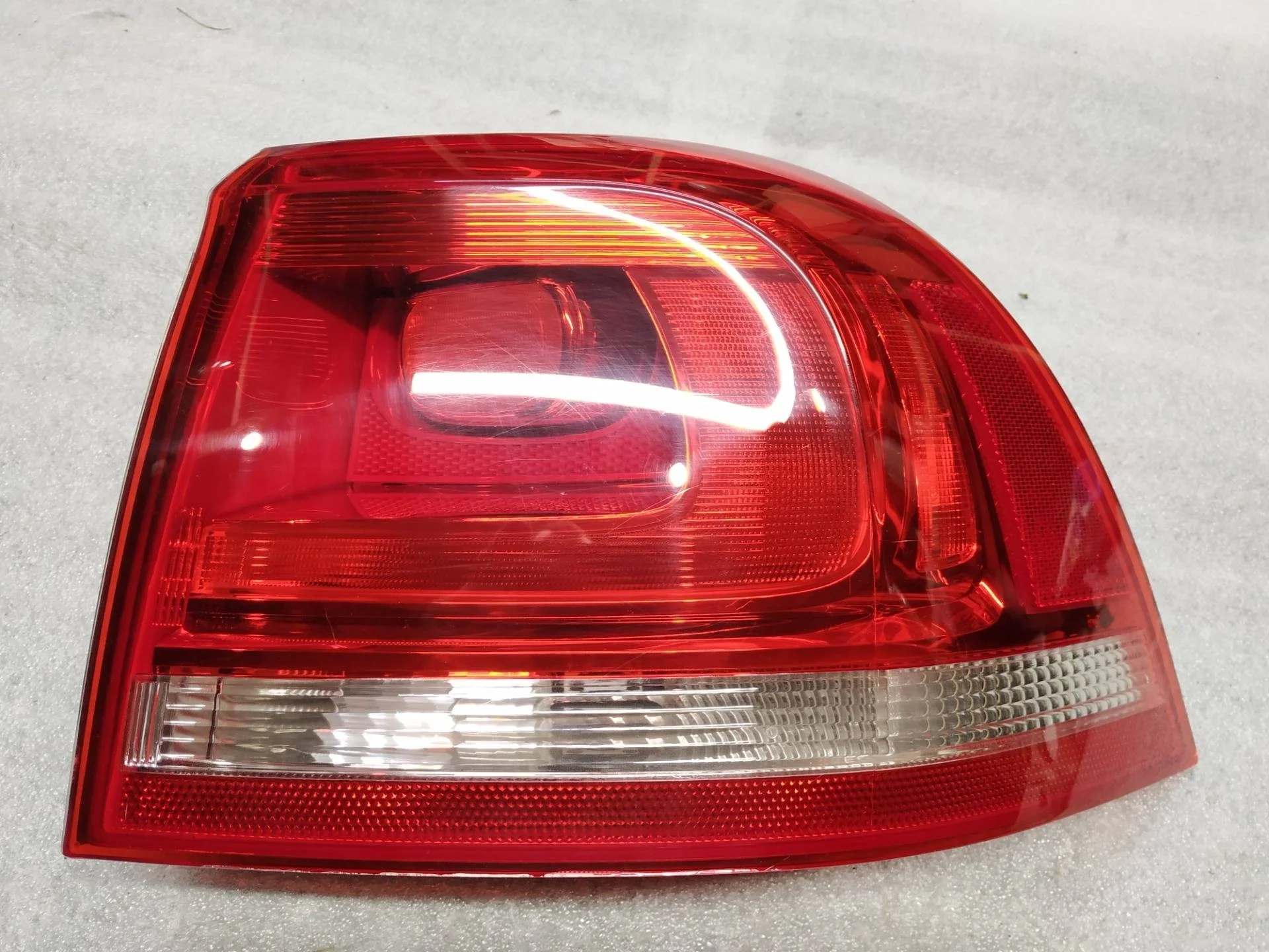 фонарь задний правый Volkswagen Touareg 7P6 2011