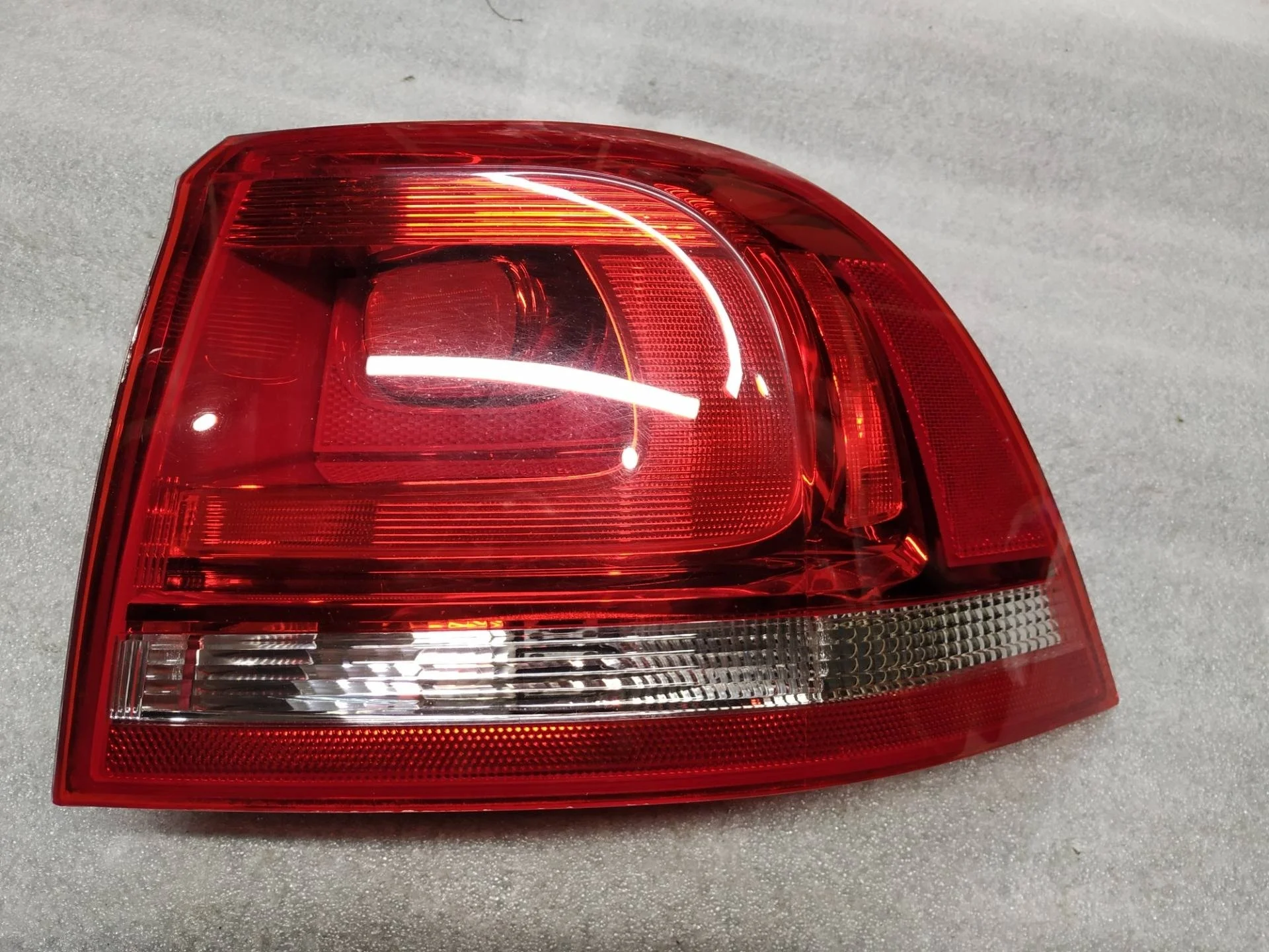 фонарь задний правый Volkswagen Touareg 7P6 2011
