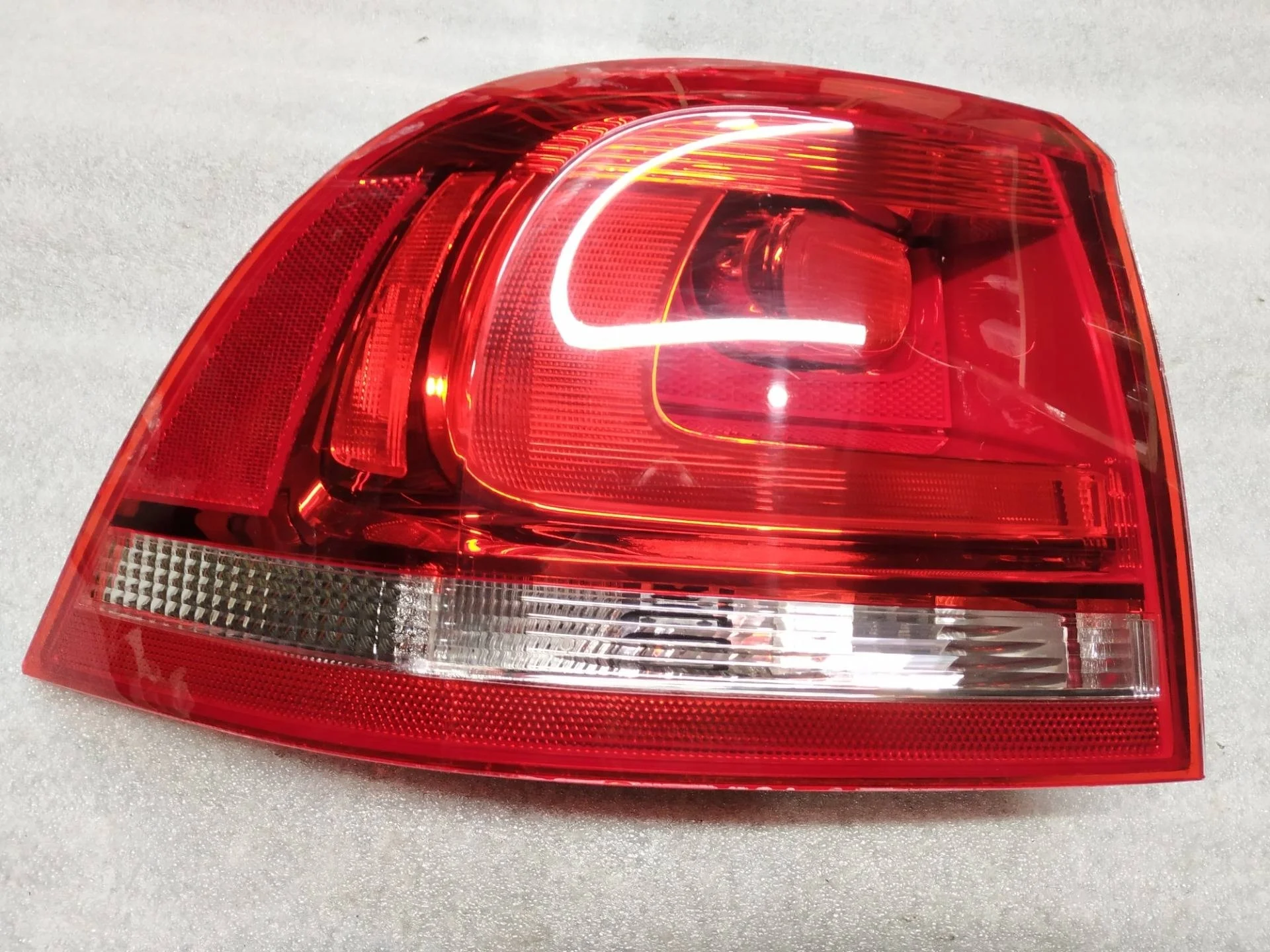 фонарь задний левый Volkswagen Touareg 7P6 2012