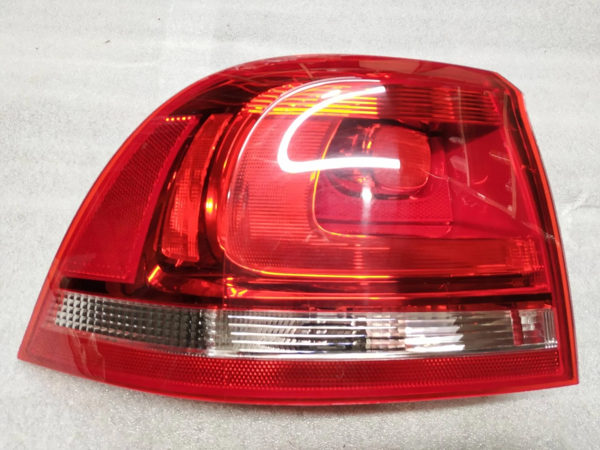 фонарь задний левый Volkswagen Touareg 7P6 2012