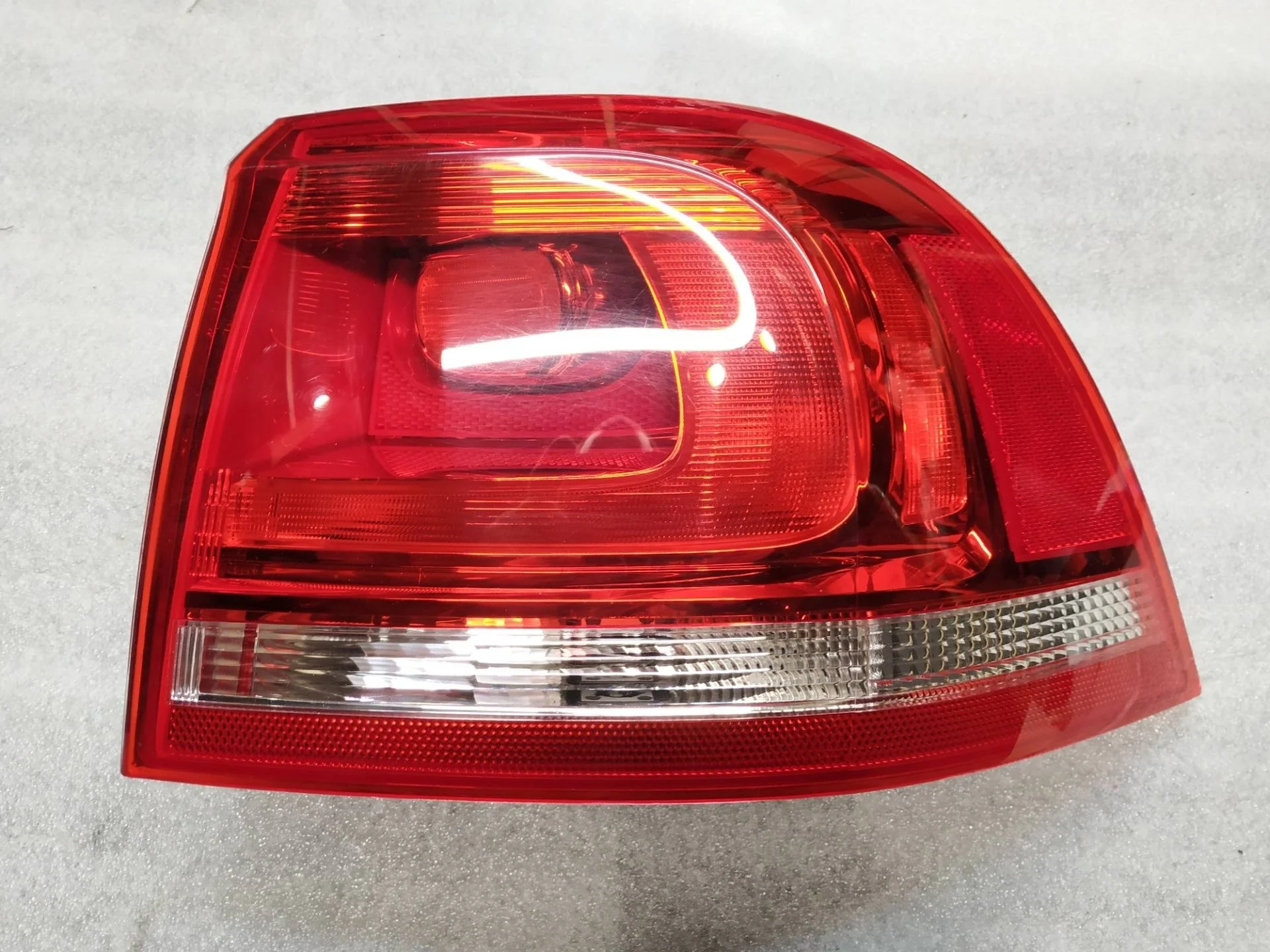 фонарь задний правый Volkswagen Touareg 7P6 2012