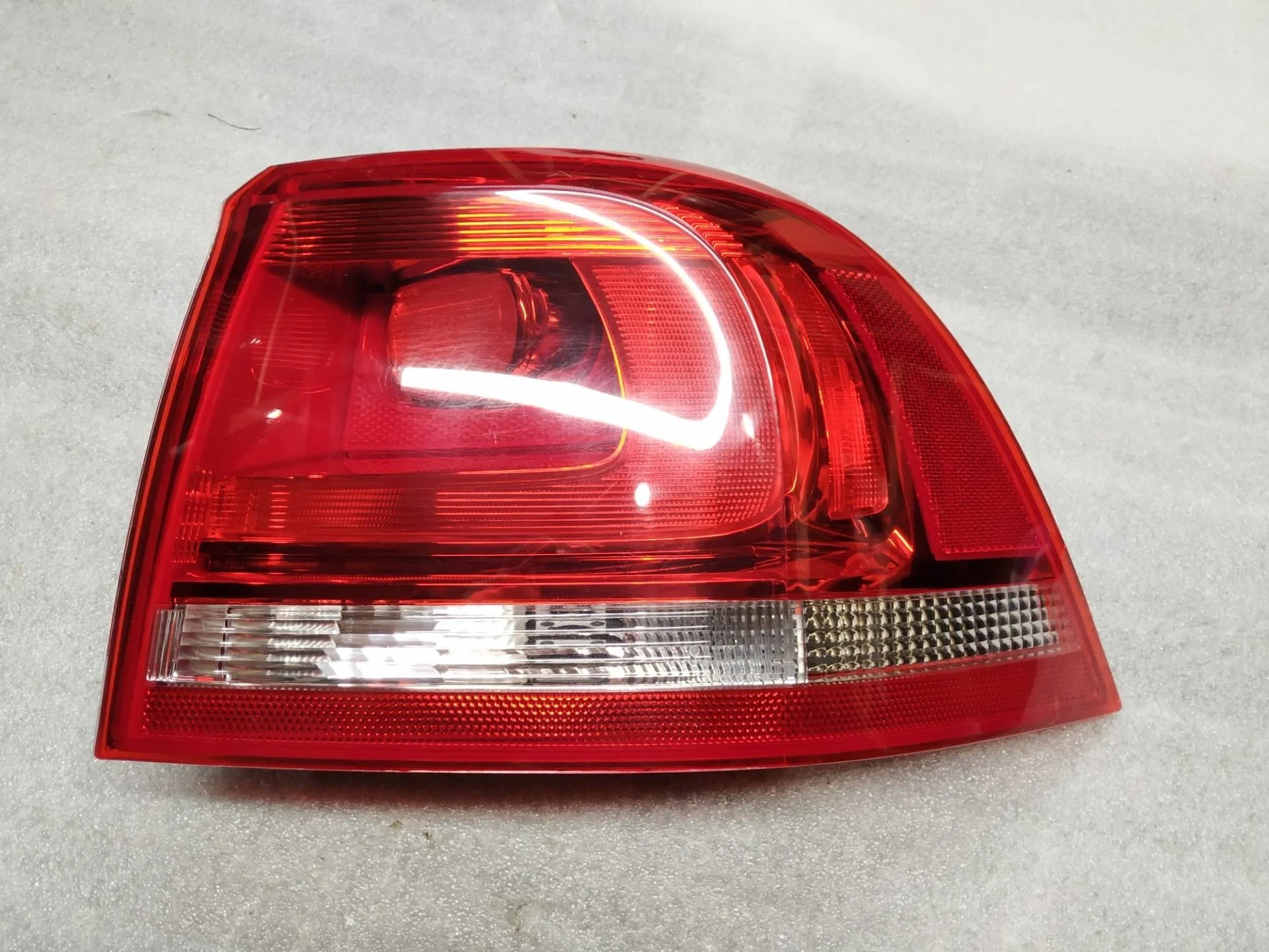 фонарь задний правый Volkswagen Touareg 2 7P6 2013