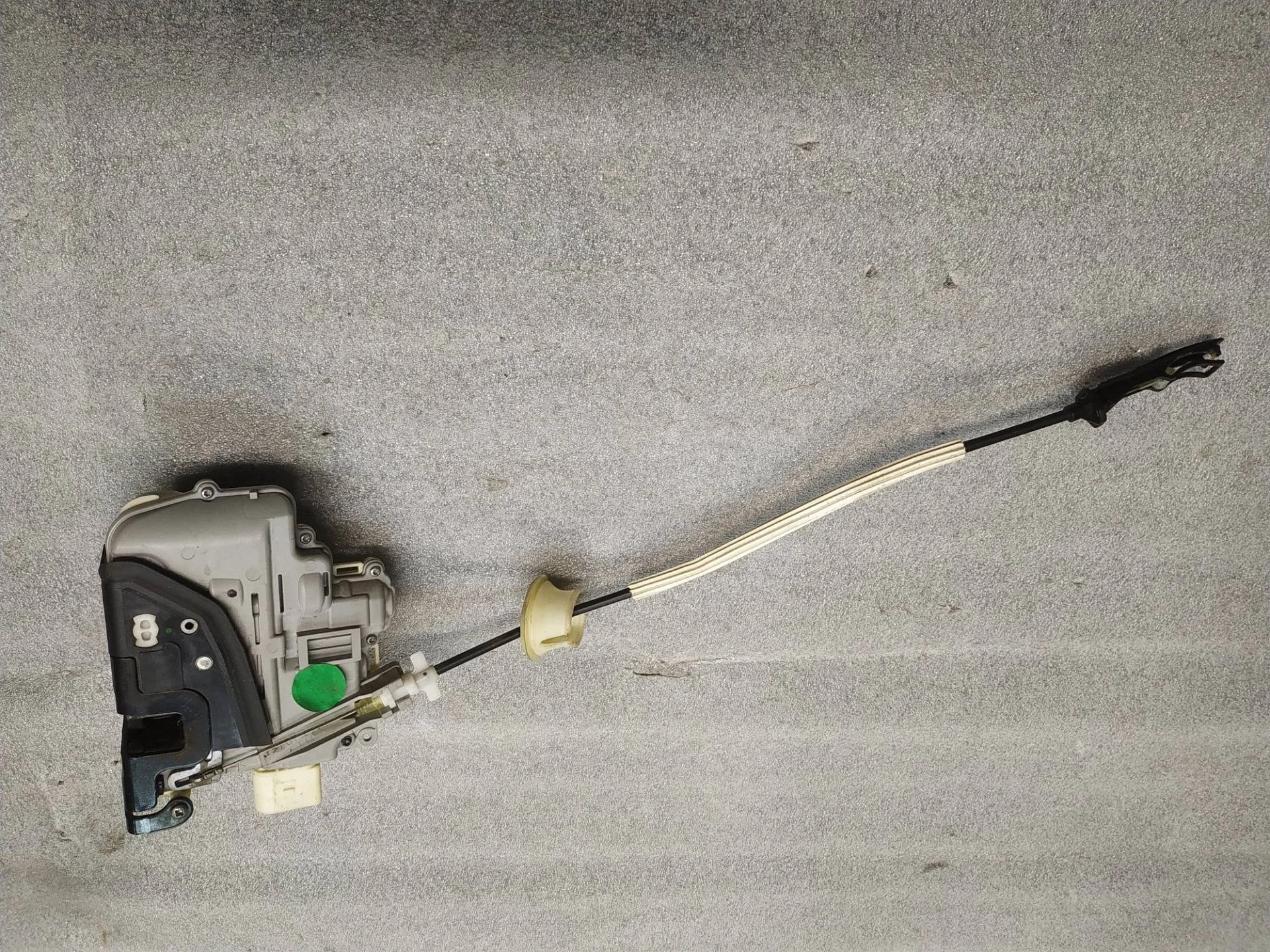 замок двери передней левой Volkswagen Touareg 7P6 2011