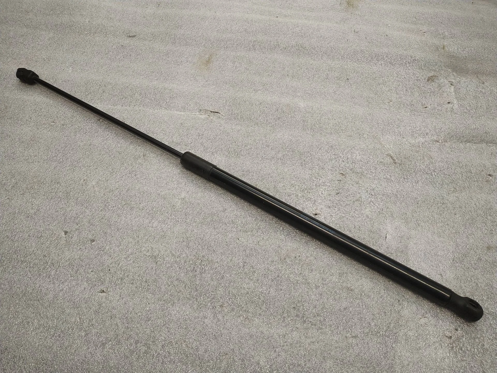 амортизатор капота Volkswagen Touareg 2 7P6 2013