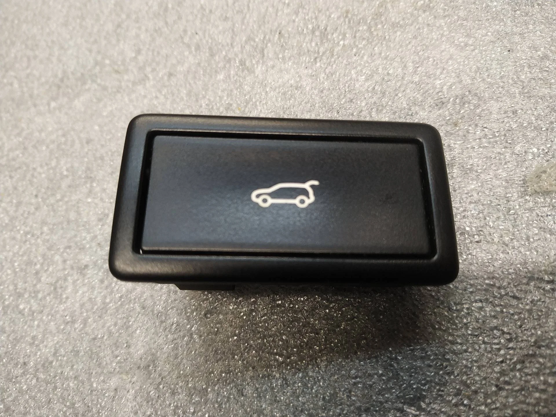 кнопка открытия багажника Volkswagen Touareg 2 7P6 2011