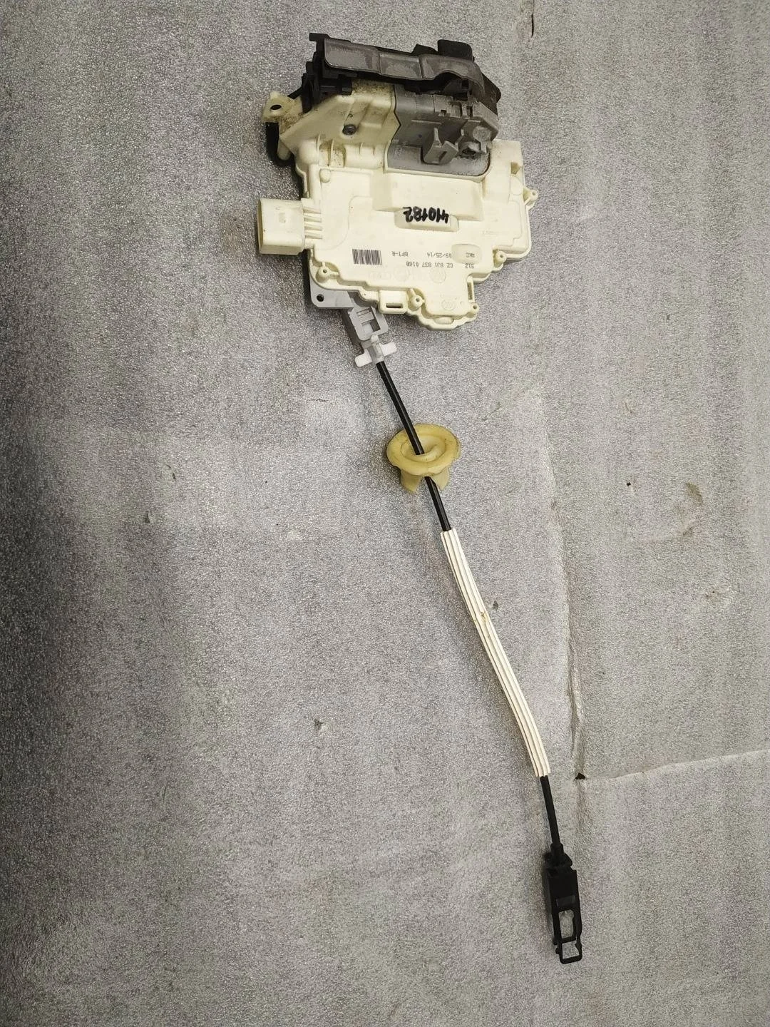 замок двери передней правой Volkswagen Touareg 2 7P6 2015