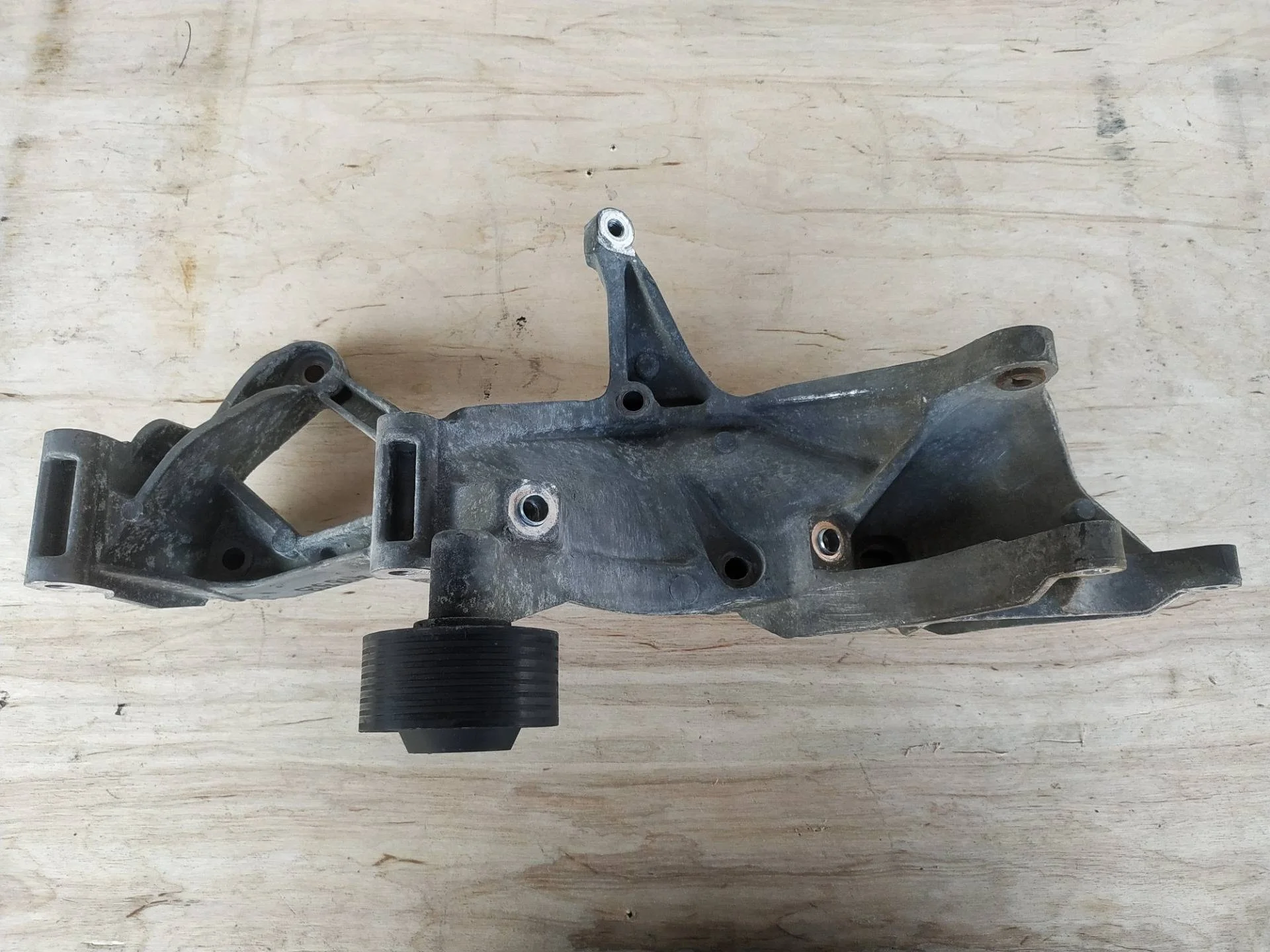 кронштейн генератора Volkswagen Touareg 2 7P6 2013