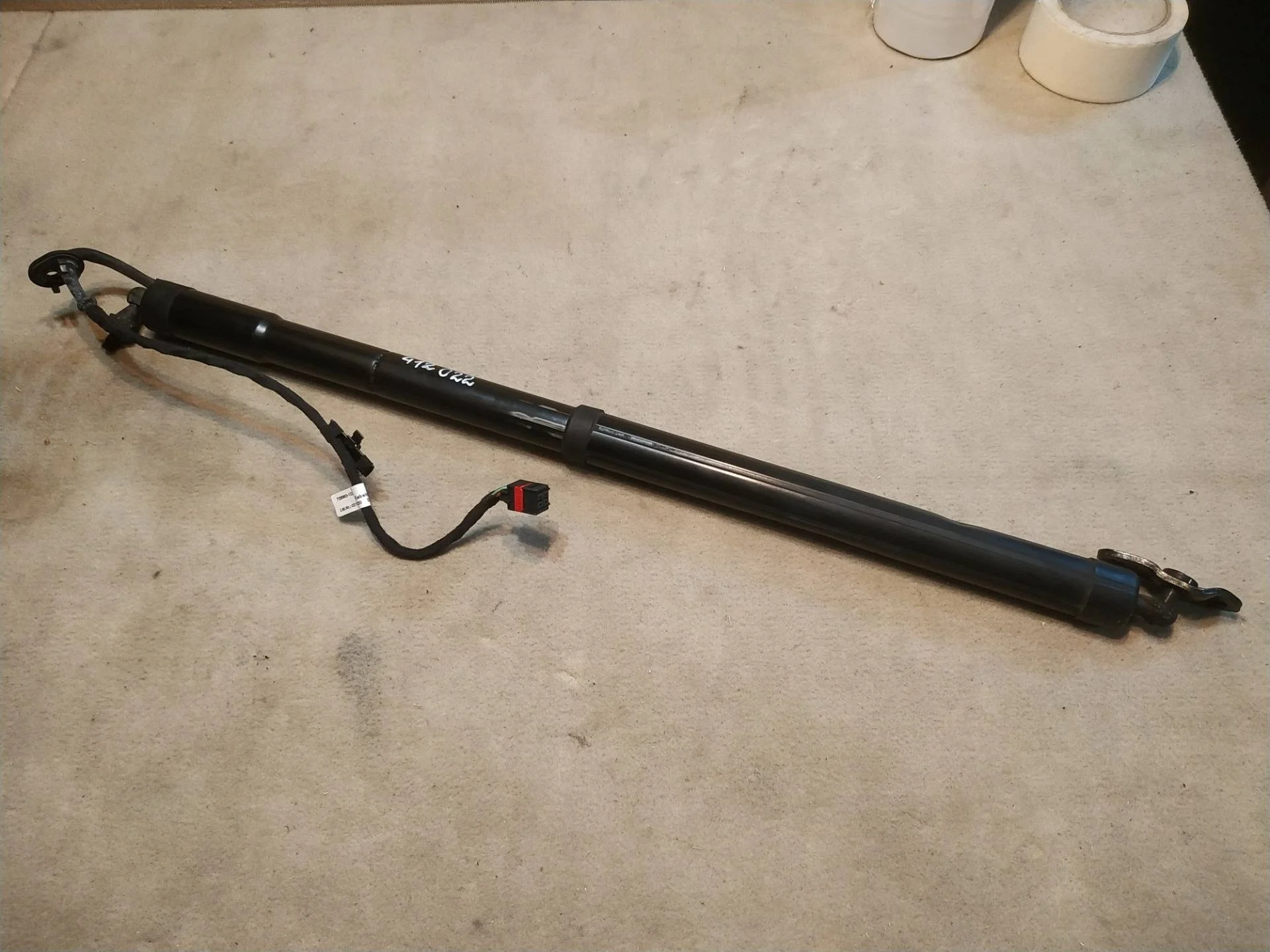 амортизатор крышки багажника Volkswagen Touareg 7P6 2011