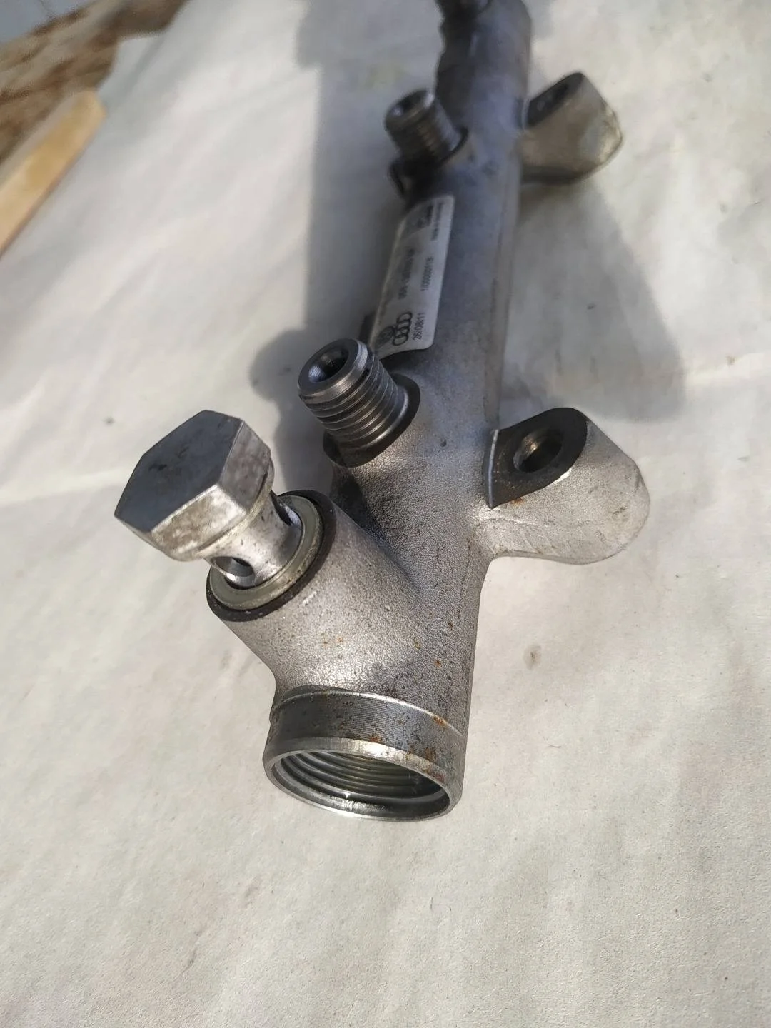 топливная рампа правая Volkswagen Touareg 2 7P6 2012