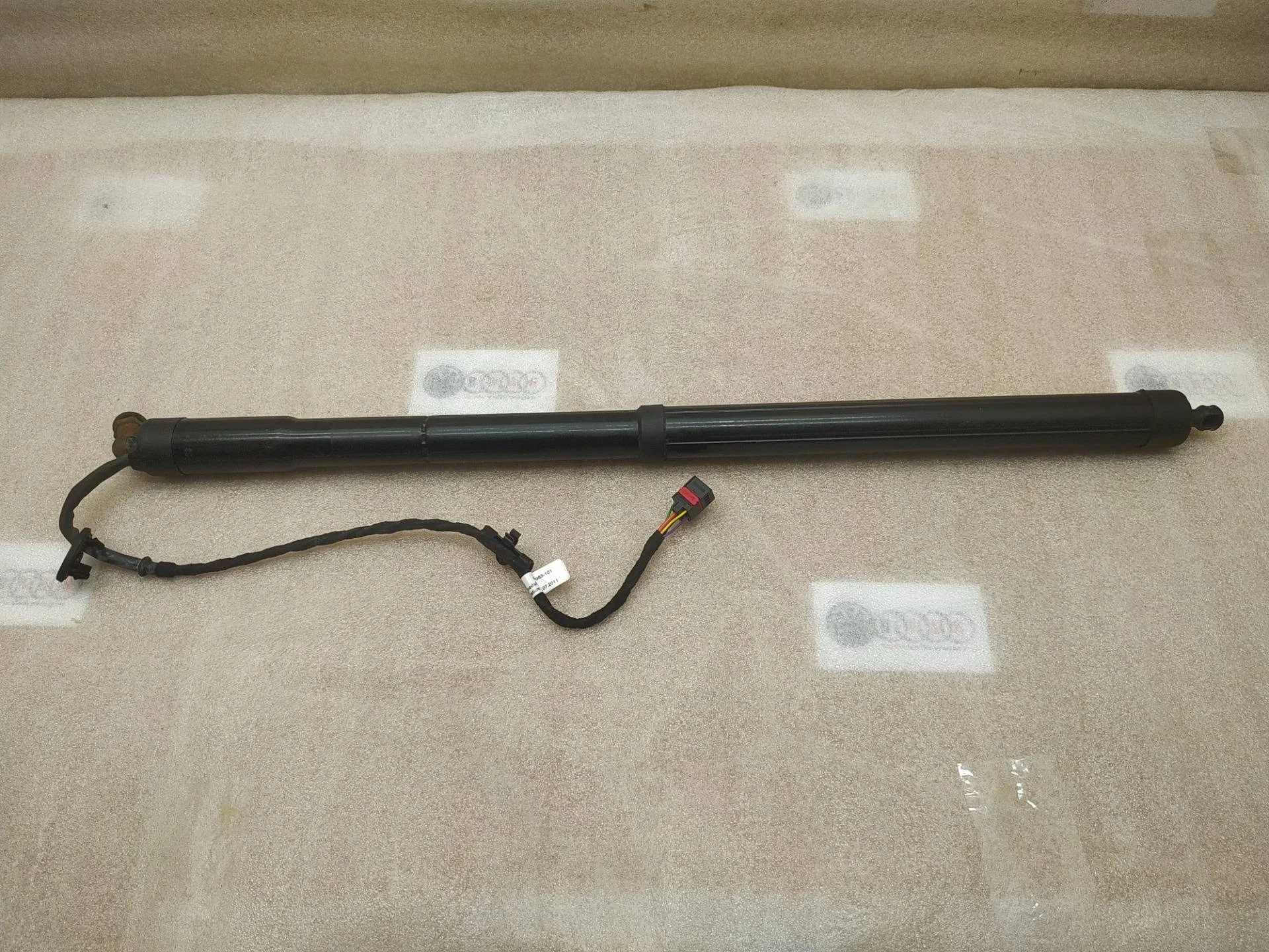 амортизатор крышки багажника Volkswagen Touareg 2 7P6 2012