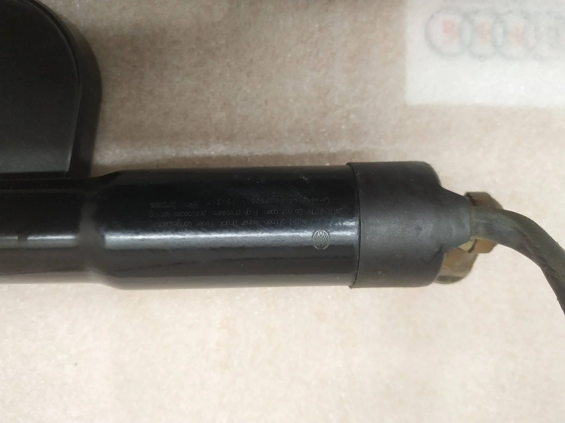 амортизатор крышки багажника Volkswagen Touareg 2 7P6 2012