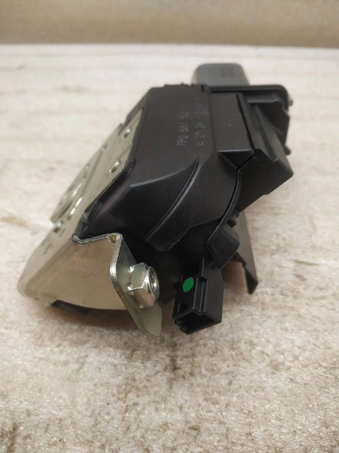 замок багажника Volkswagen Touareg 2 7P6 2013