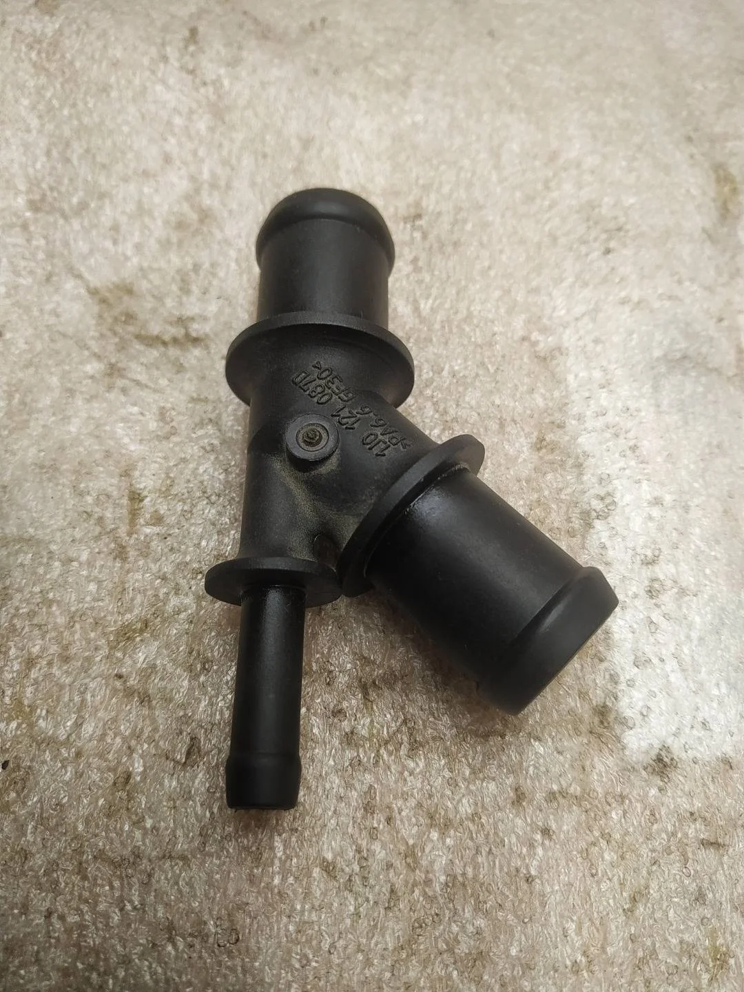 фланец (тройник) системы охлаждения Volkswagen Touareg 2 7P6 2013