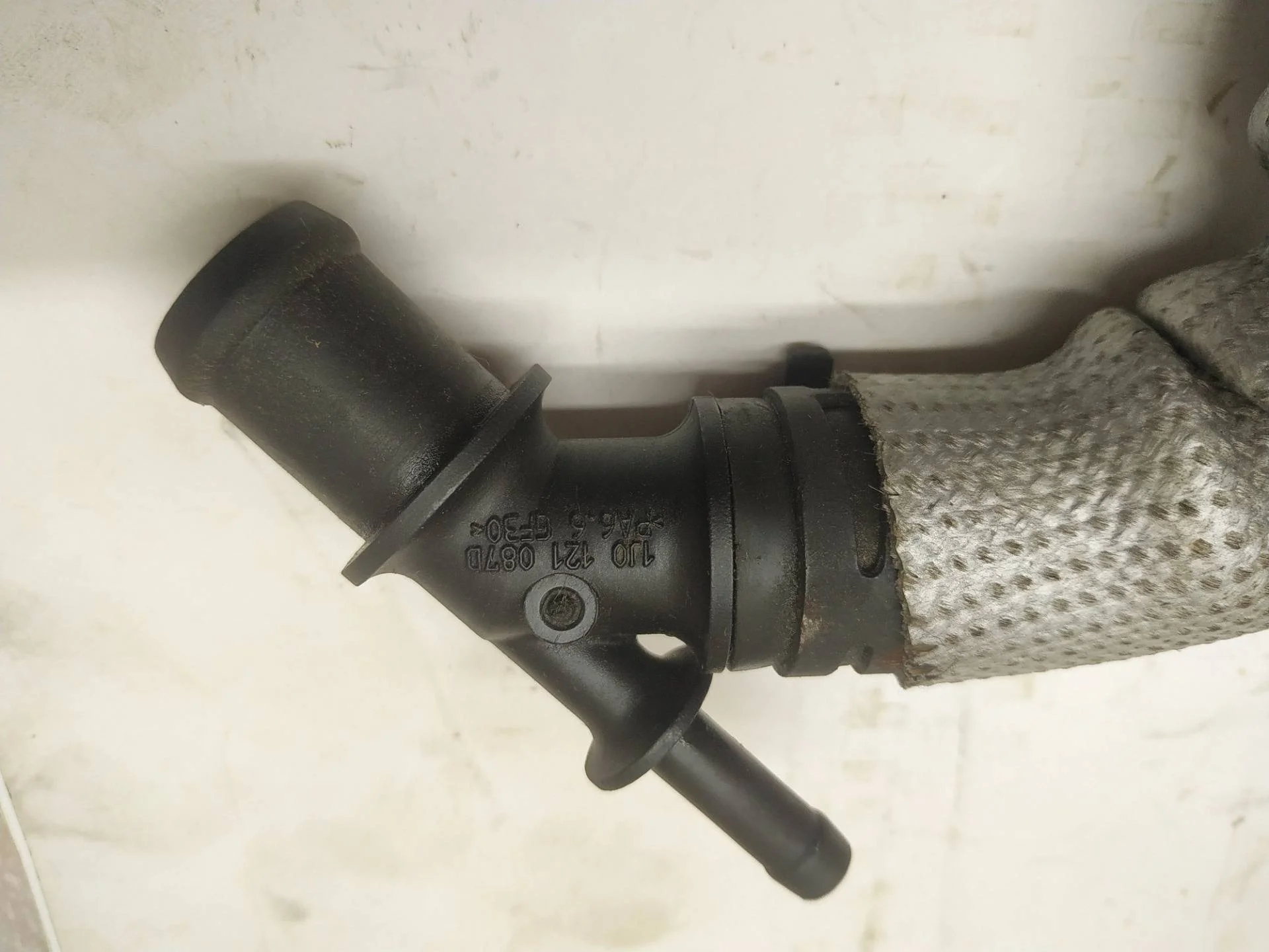 фланец (тройник) системы охлаждения Volkswagen Touareg 2 7P6 2014