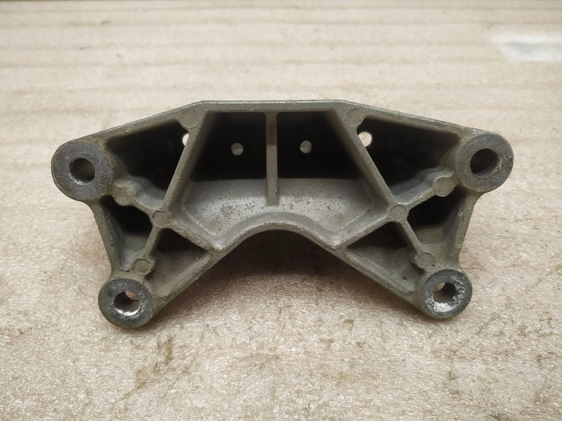 Лапа крепления раздатки Volkswagen Touareg 2 7P6 2012