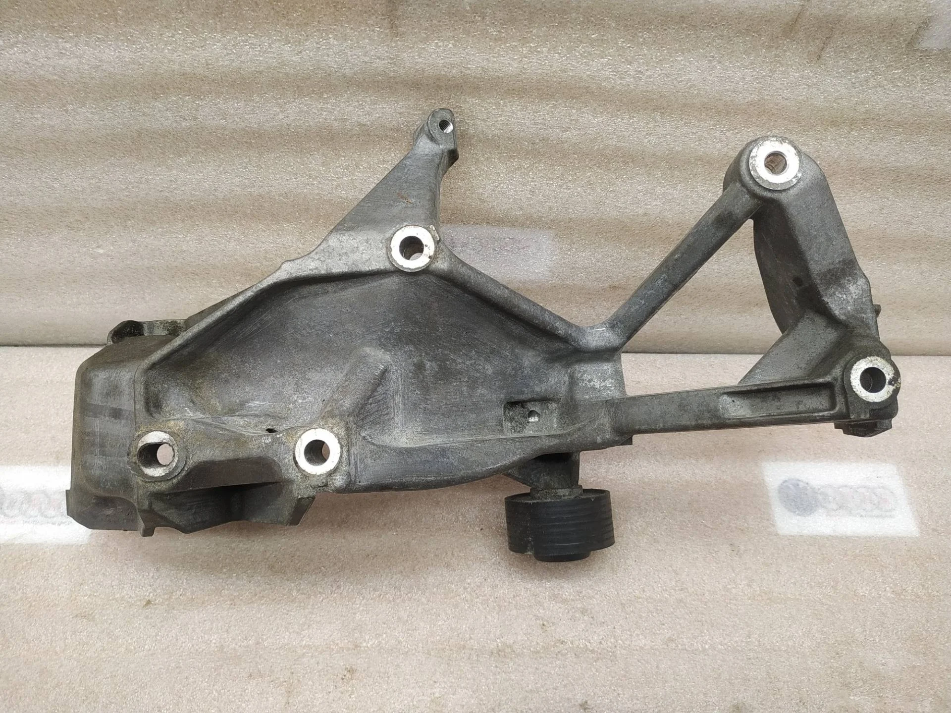 кронштейн генератора Volkswagen Touareg 2 7P6 2011