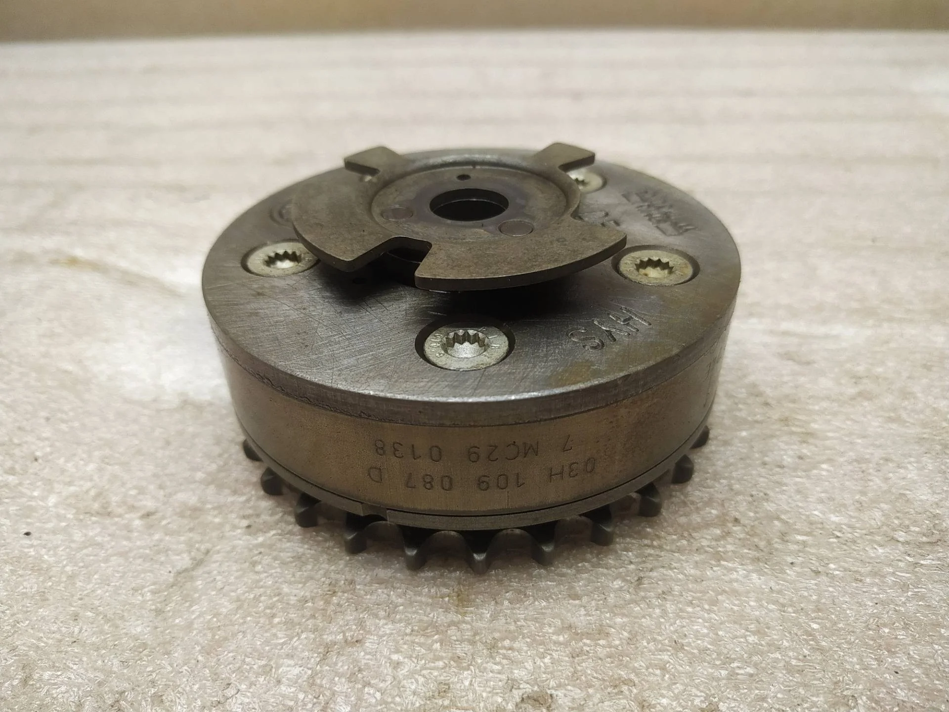 шестерня изменения фаз грм Volkswagen Touareg 2 7P6 2013