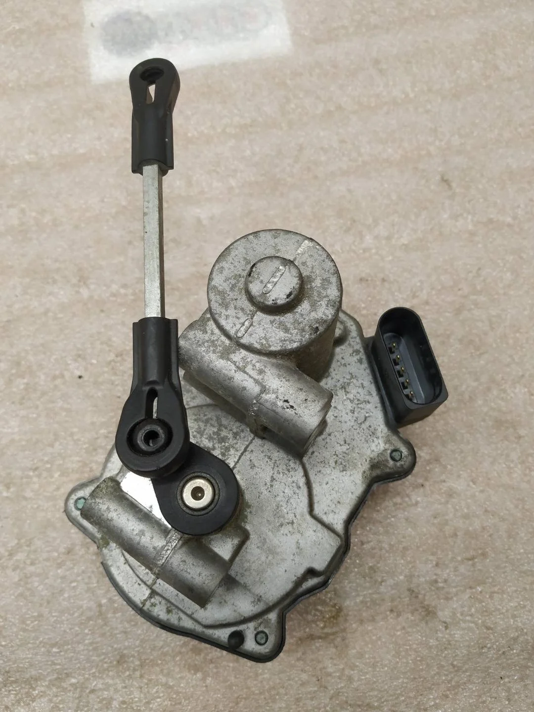 механизм изменения длины впускного коллектора Volkswagen Touareg 2 7P6 2011