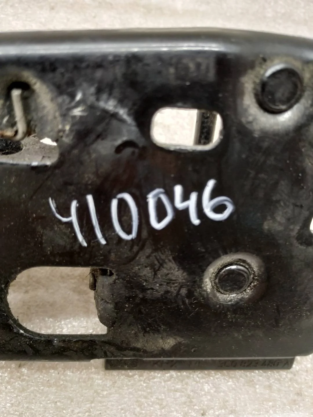 крюк капота Volkswagen Touareg 2 7P6 2015