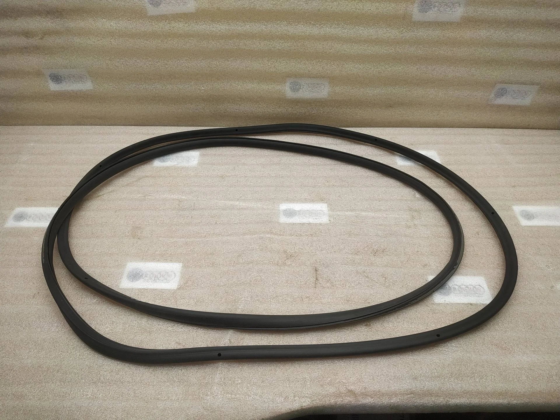 уплотнитель дверного проема передний Volkswagen Touareg 2 7P6 2013