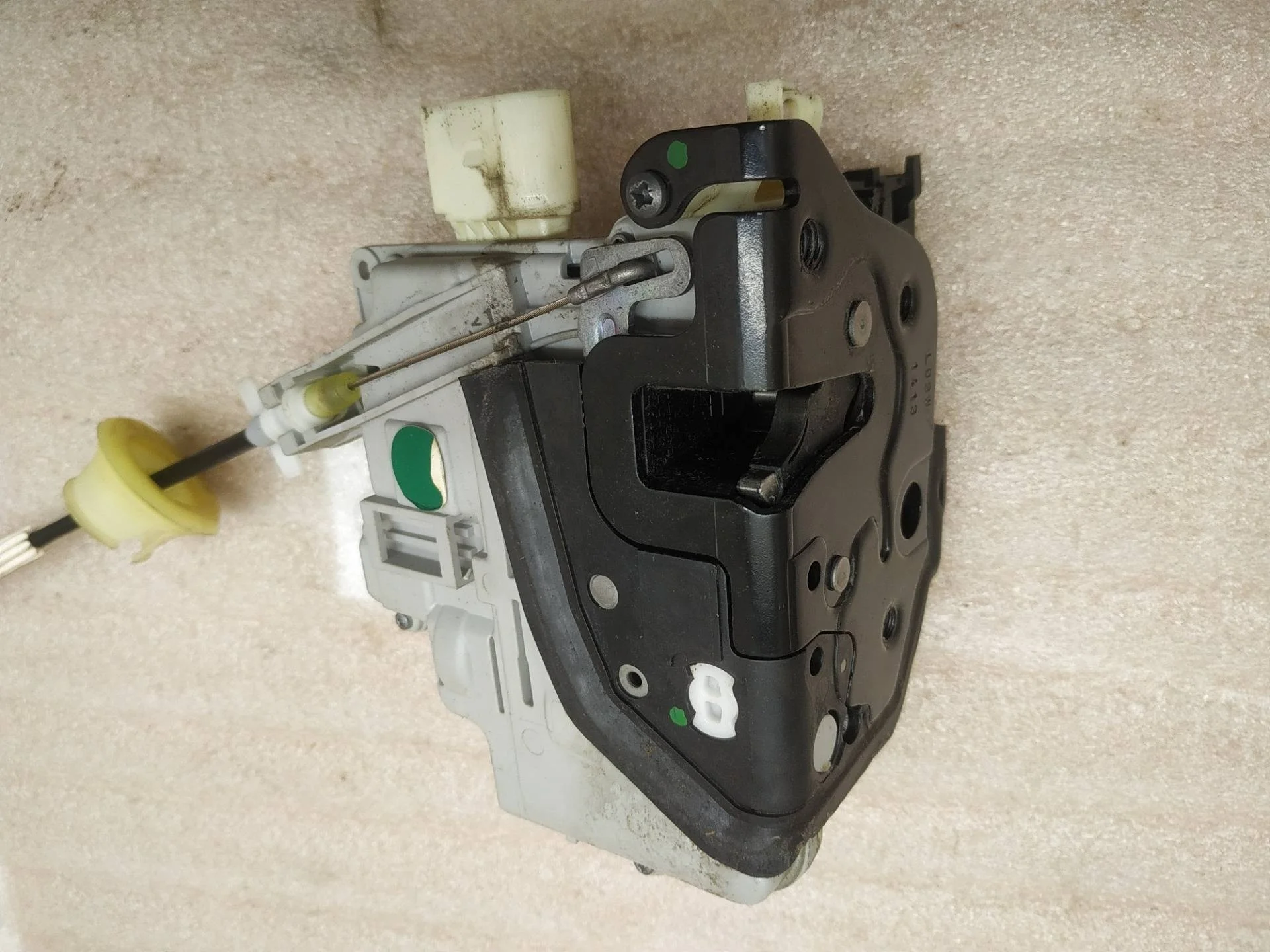 замок двери передней левой Volkswagen Touareg 2 7P6 2013