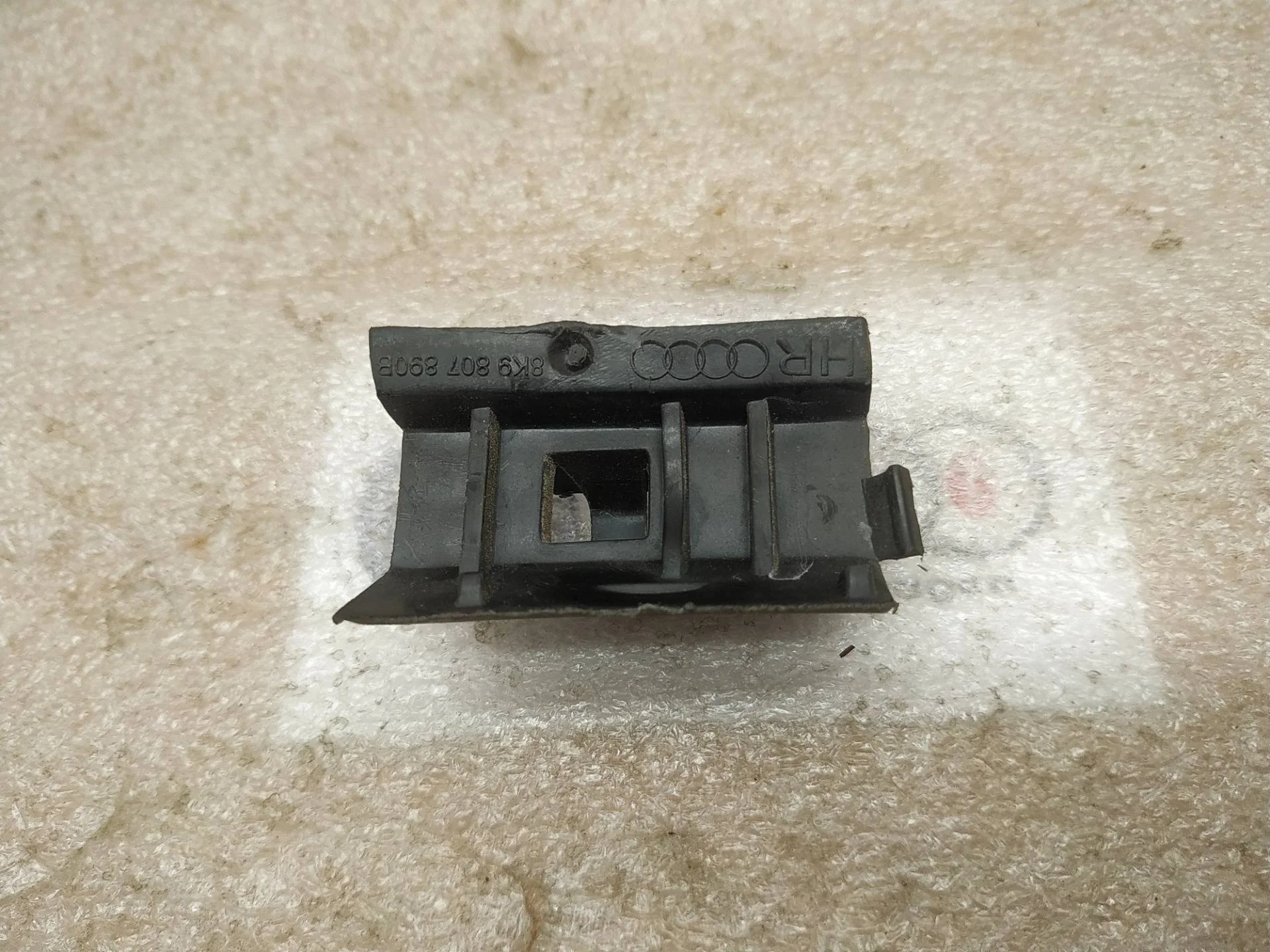 кронштейн (крепление) правый Audi A4 B8/8K  2012