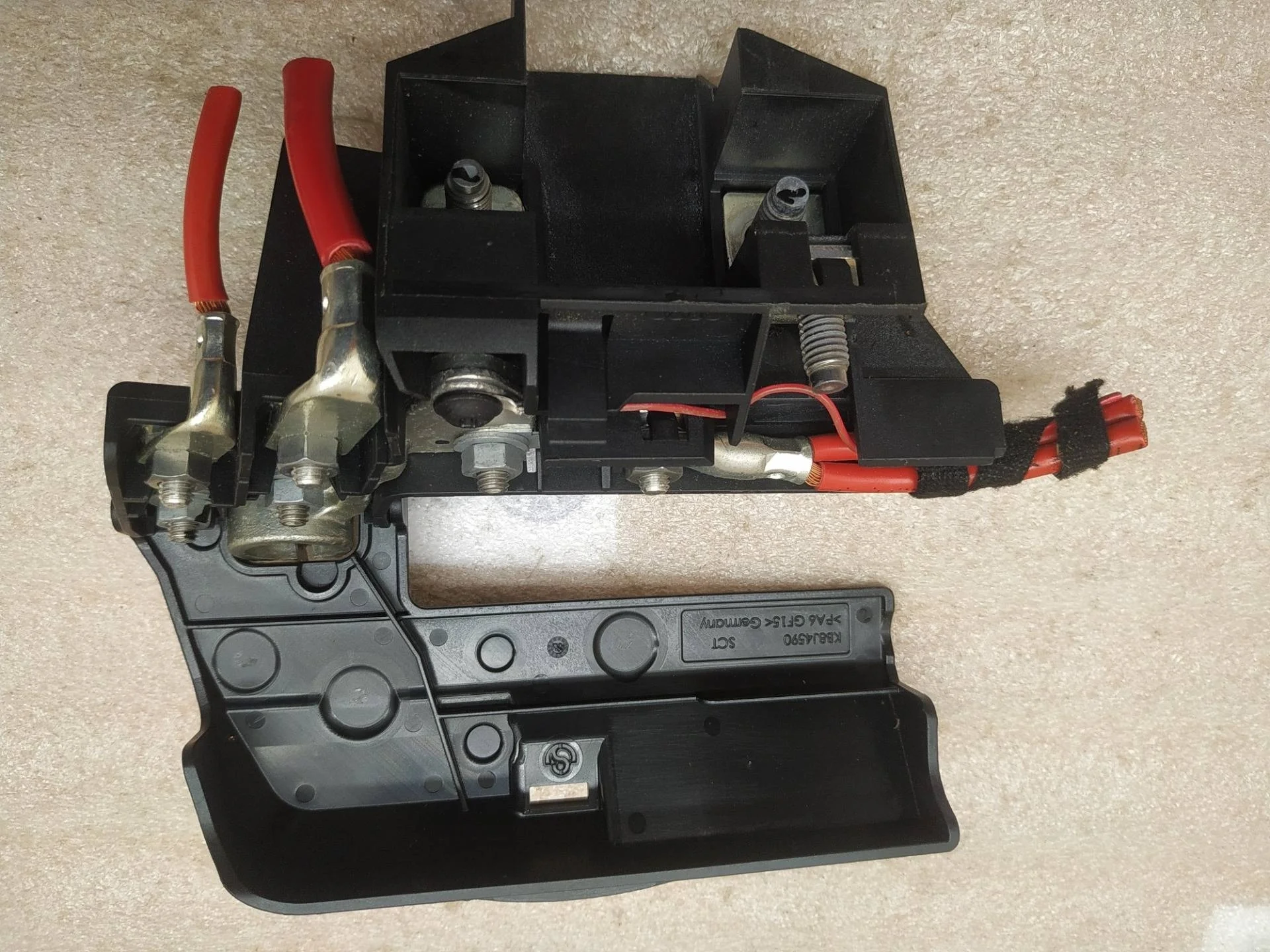 клемма аккумулятора плюс Audi A4 B8/8K  2012