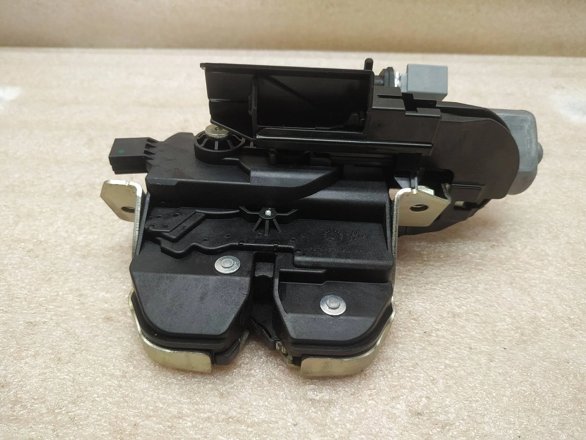 замок багажника Volkswagen Touareg 2 7P6 2014