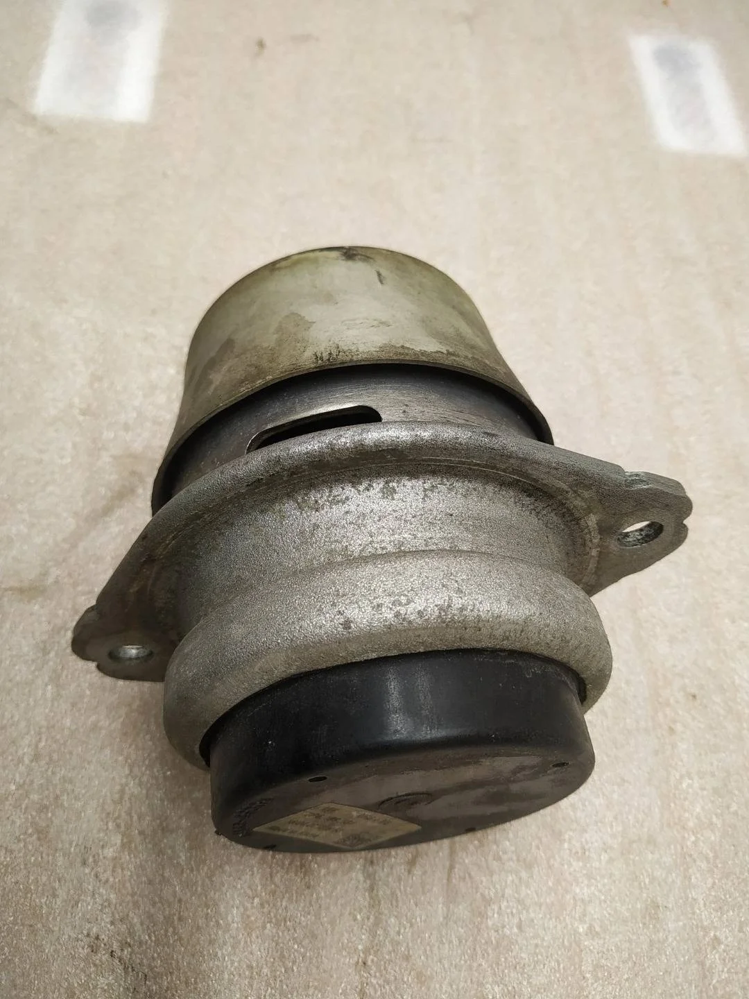 подушка крепления двигателя Volkswagen Touareg 2 7P6 2013