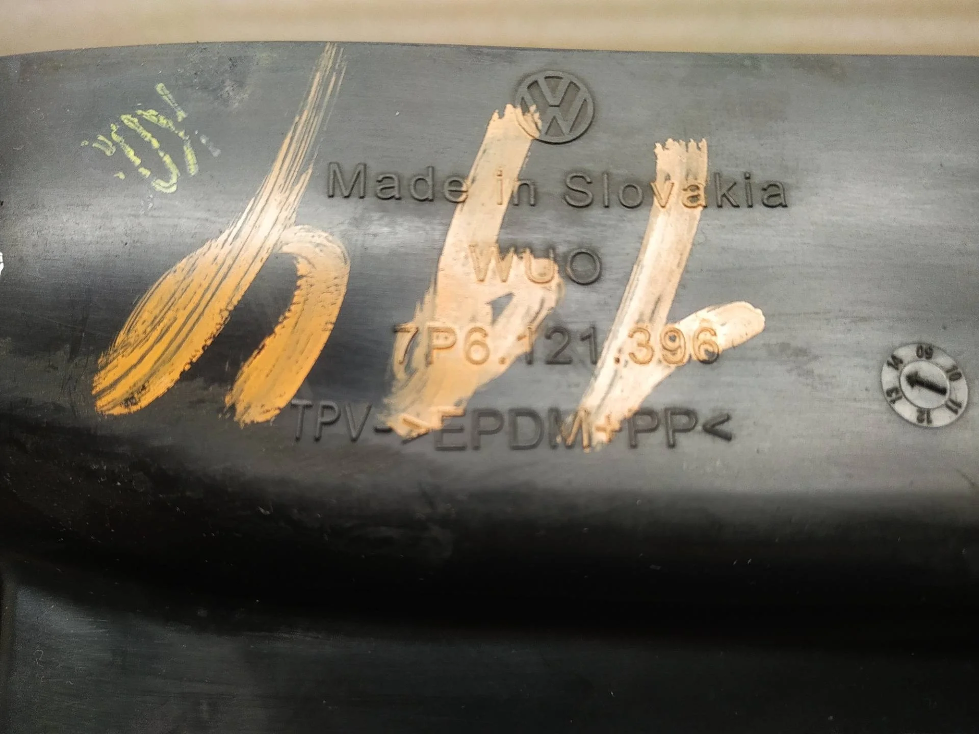 воздухозаборник Volkswagen Touareg 2 7P6 2014