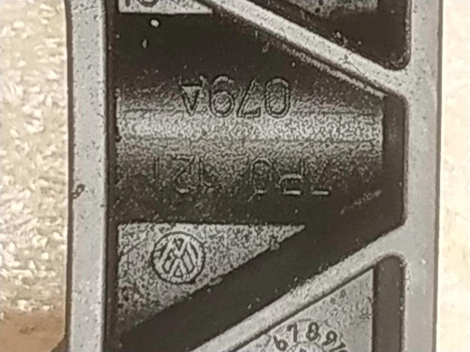 кронштейн (крепление) левый Volkswagen Touareg 2 7P6 2011