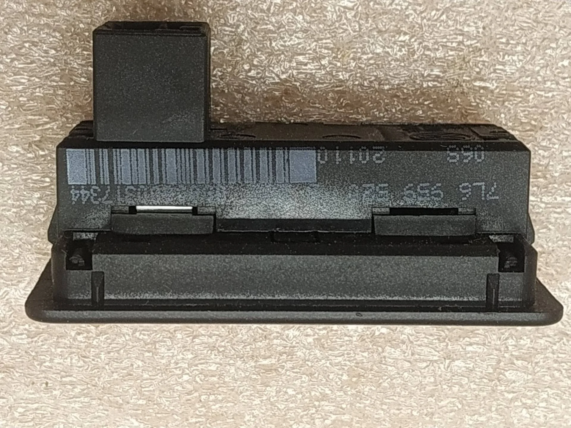 кнопка открытия багажника Volkswagen Touareg 2 7P6 2011