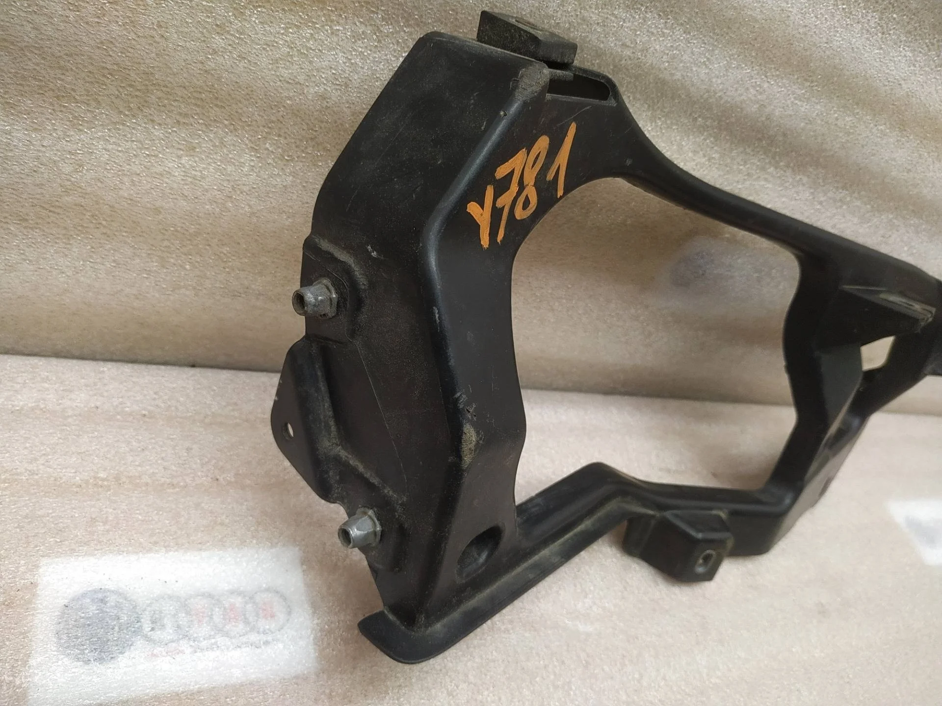 крепление фары (кронштейн фары) правой Volkswagen Touareg 2 7P6 2011