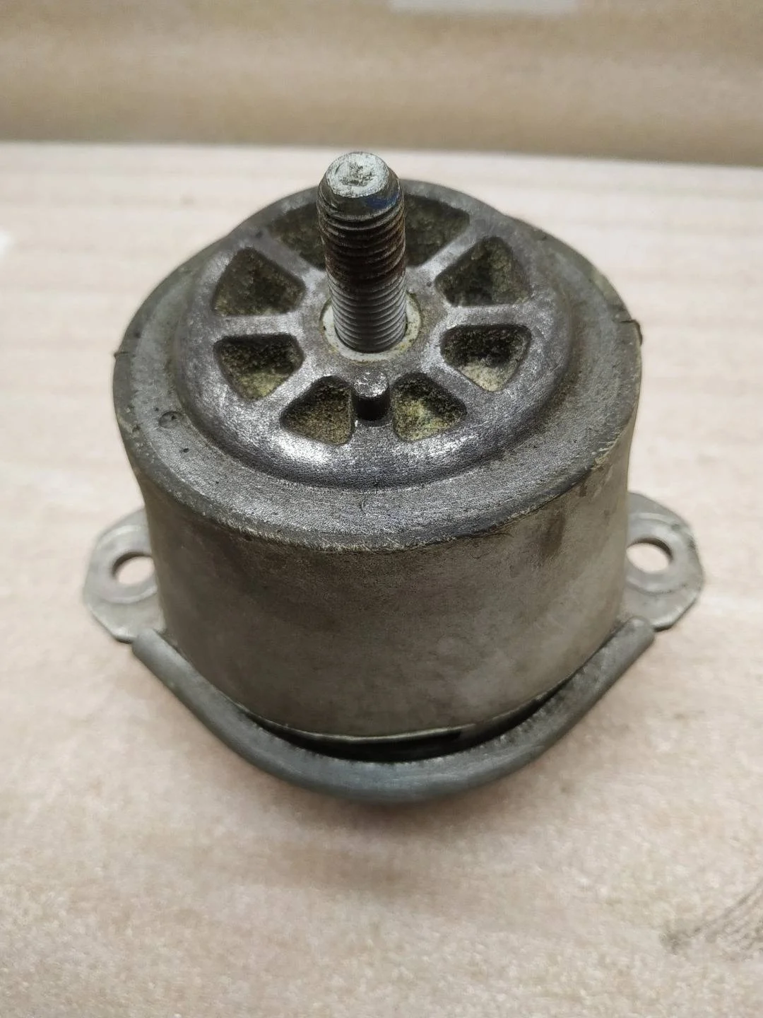 подушка крепления двигателя Volkswagen Touareg 2 7P6 2012