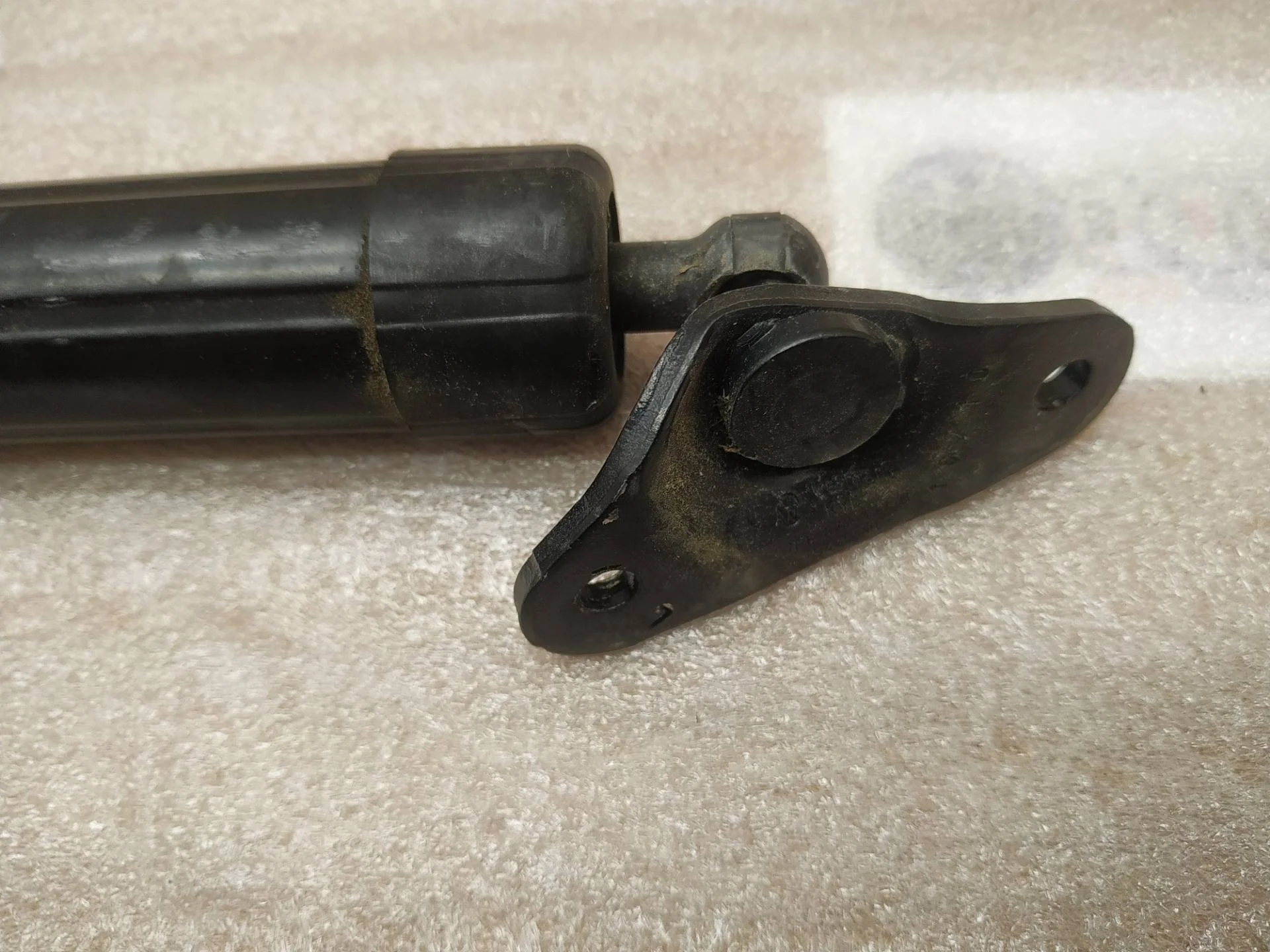 амортизатор крышки багажника Volkswagen Touareg 2 7P6 2011