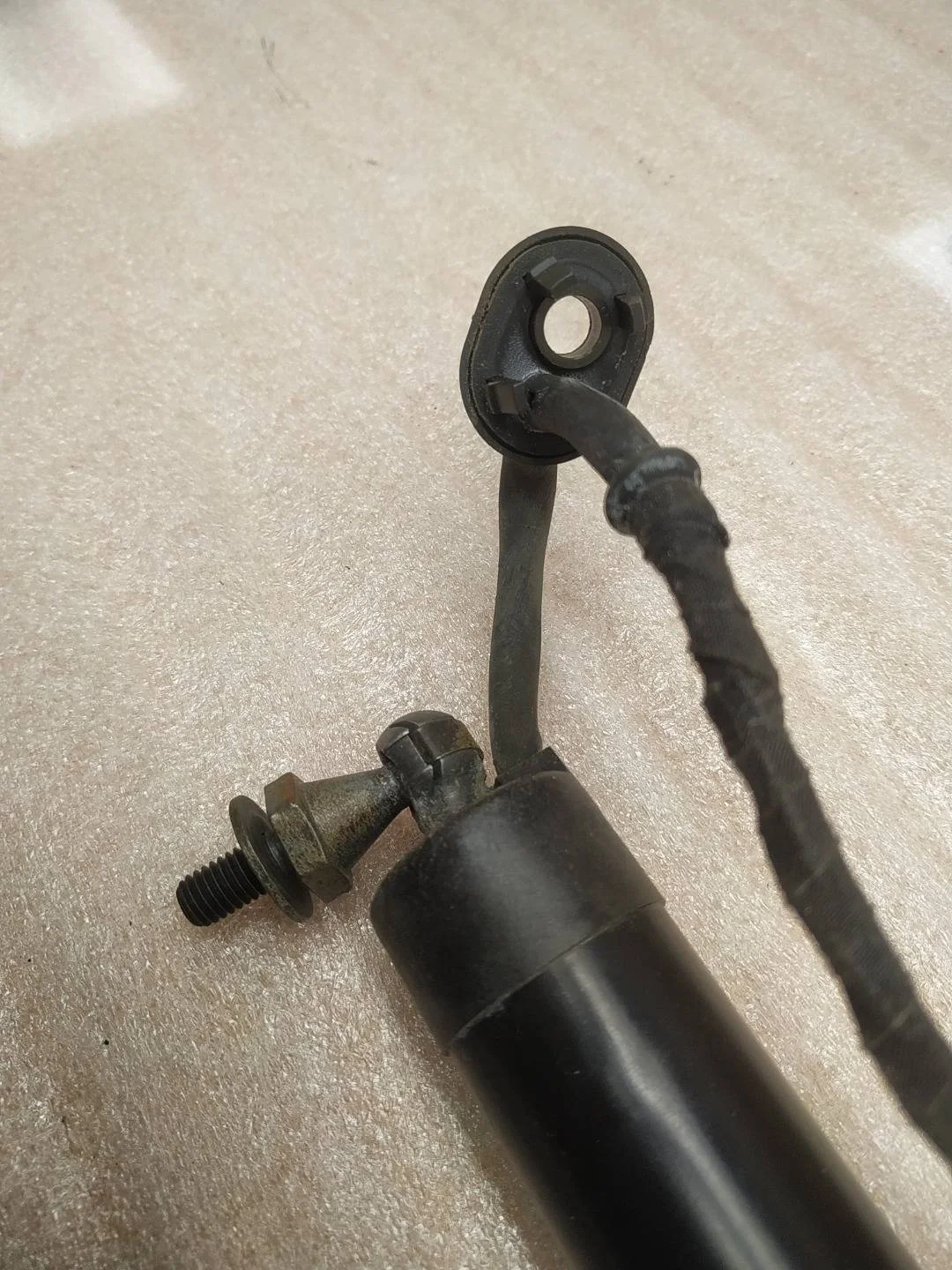 амортизатор крышки багажника Volkswagen Touareg 2 7P6 2011