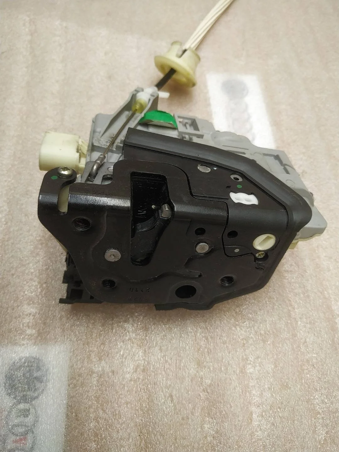 замок двери передней правой Volkswagen Touareg 2 7P6 2011