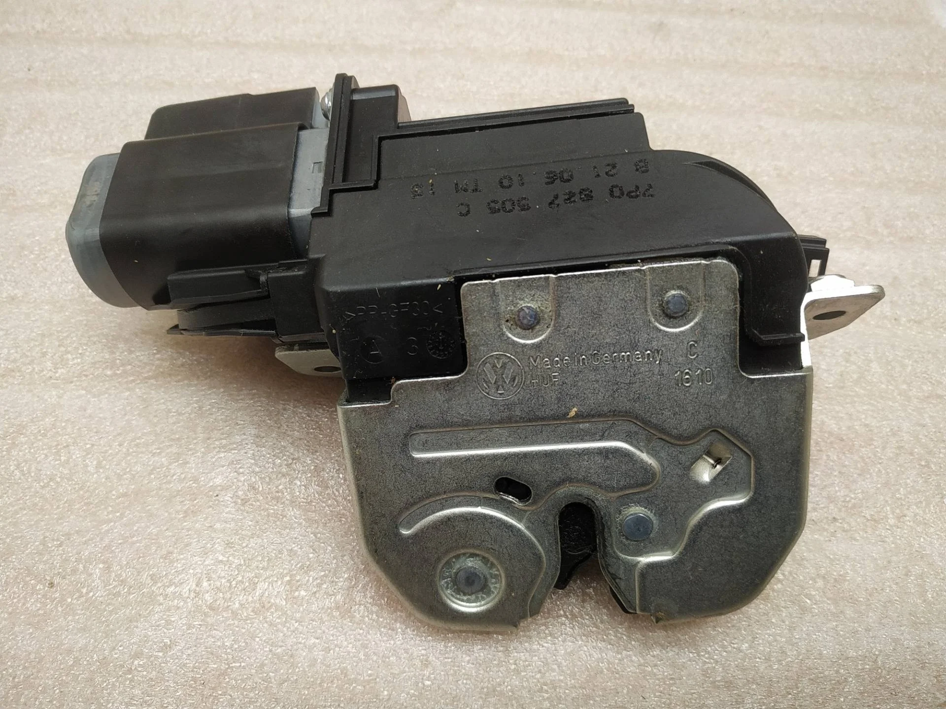 замок багажника Volkswagen Touareg 2 7P6 2011