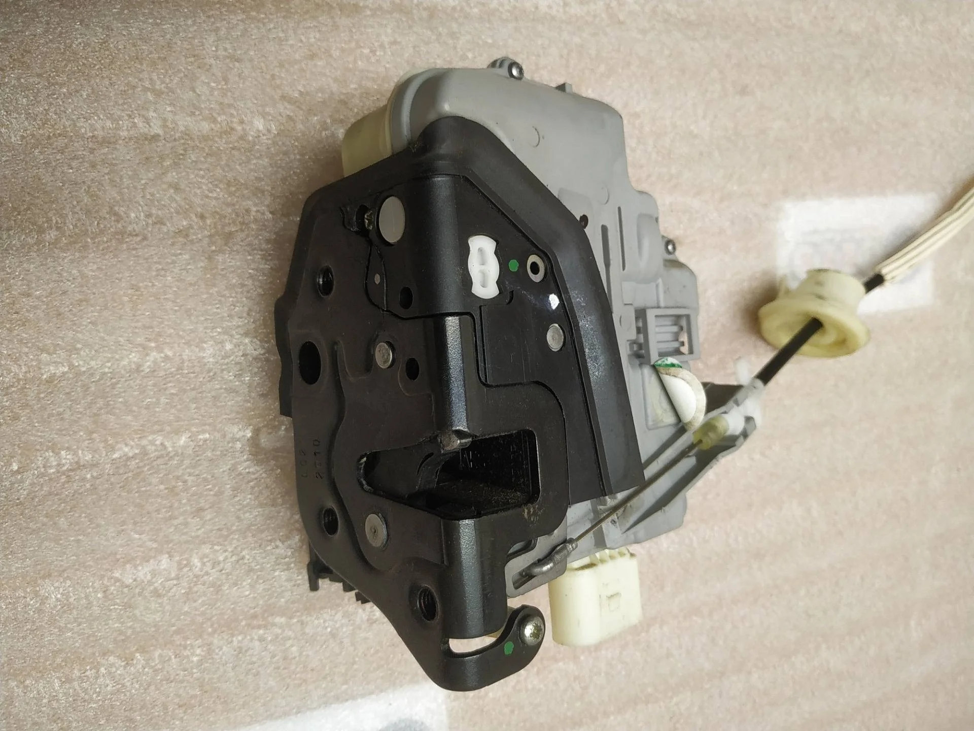 замок двери передней левой Volkswagen Touareg 2 7P6 2011