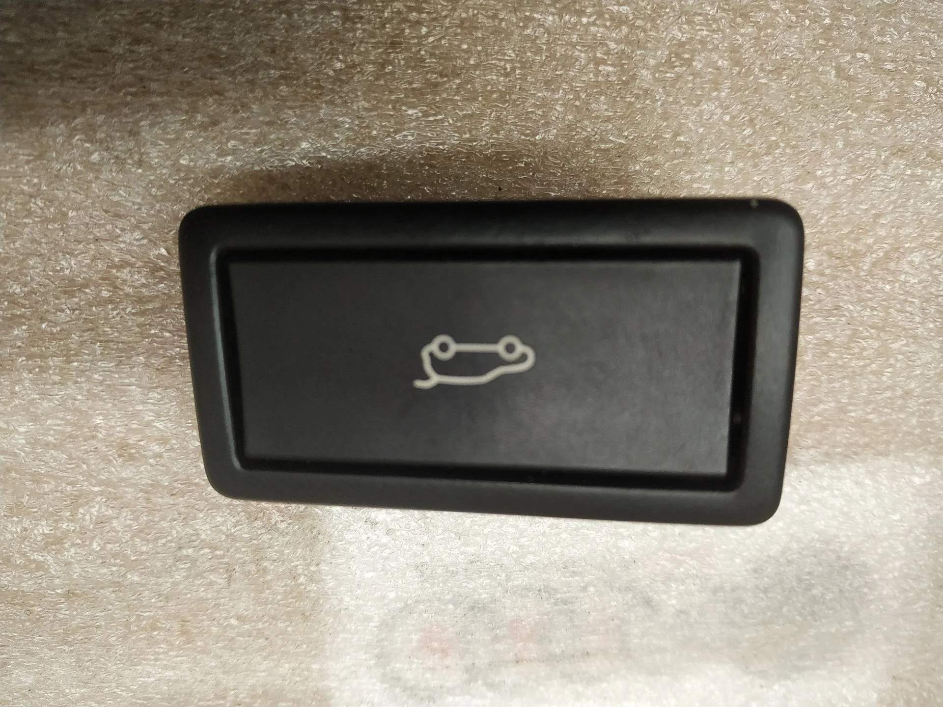 кнопка открытия багажника Volkswagen Touareg 2 7P6 2013