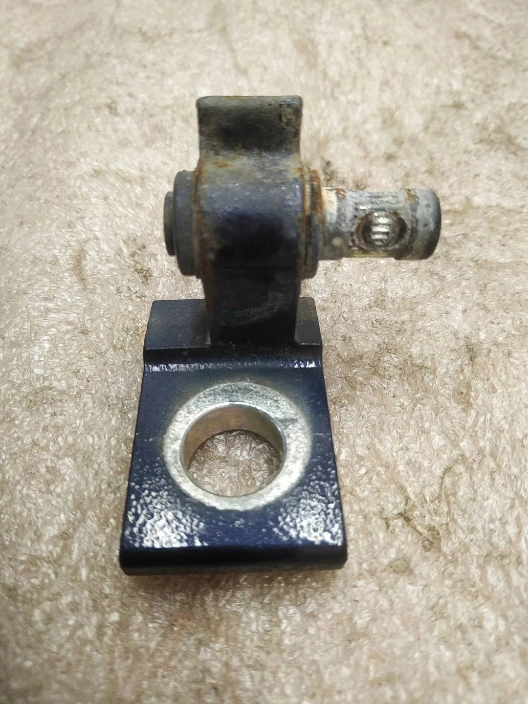 петля двери левой Volkswagen Touareg 2 7P6 2012