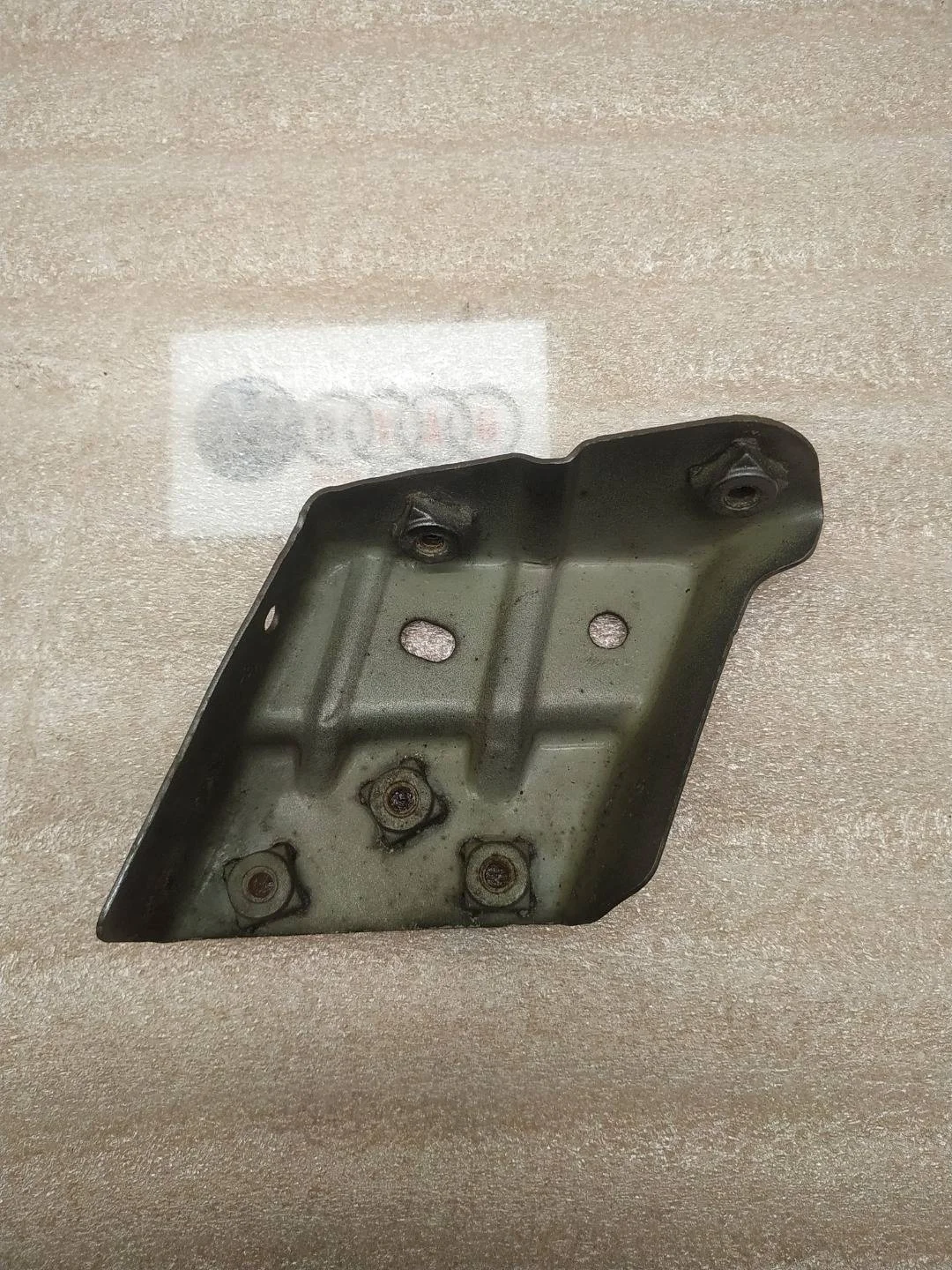 кронштейн крыла левый Volkswagen Touareg 2 7P6 2011