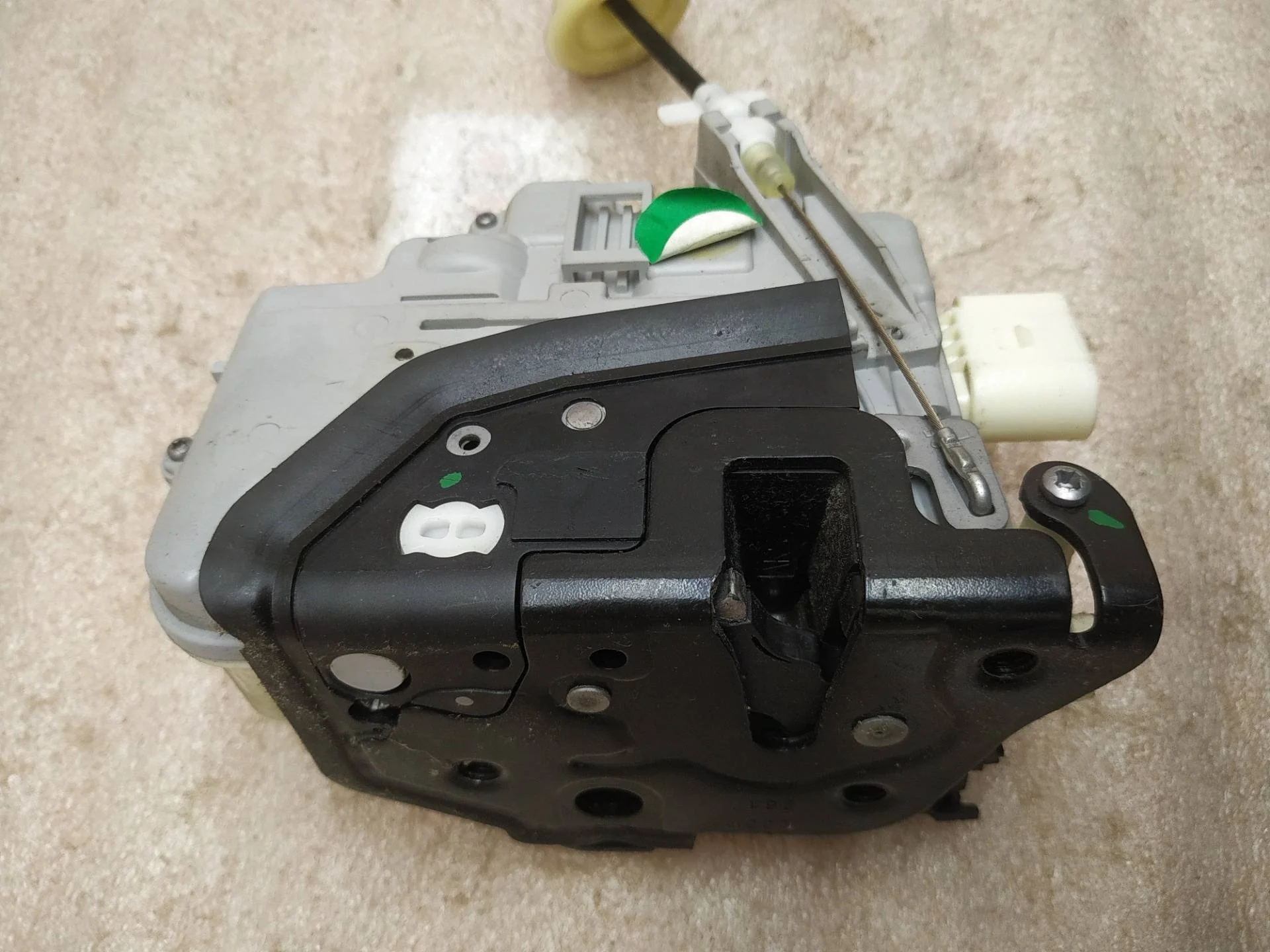 замок двери передней левой Volkswagen Touareg 2 7P6 2012