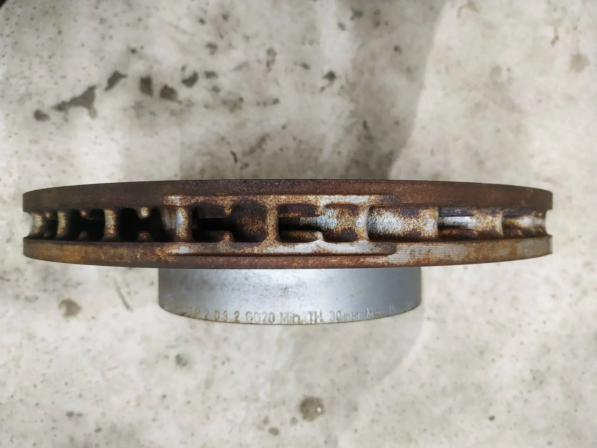 диск тормозной передний левый Volkswagen Touareg 2 7P6 2013