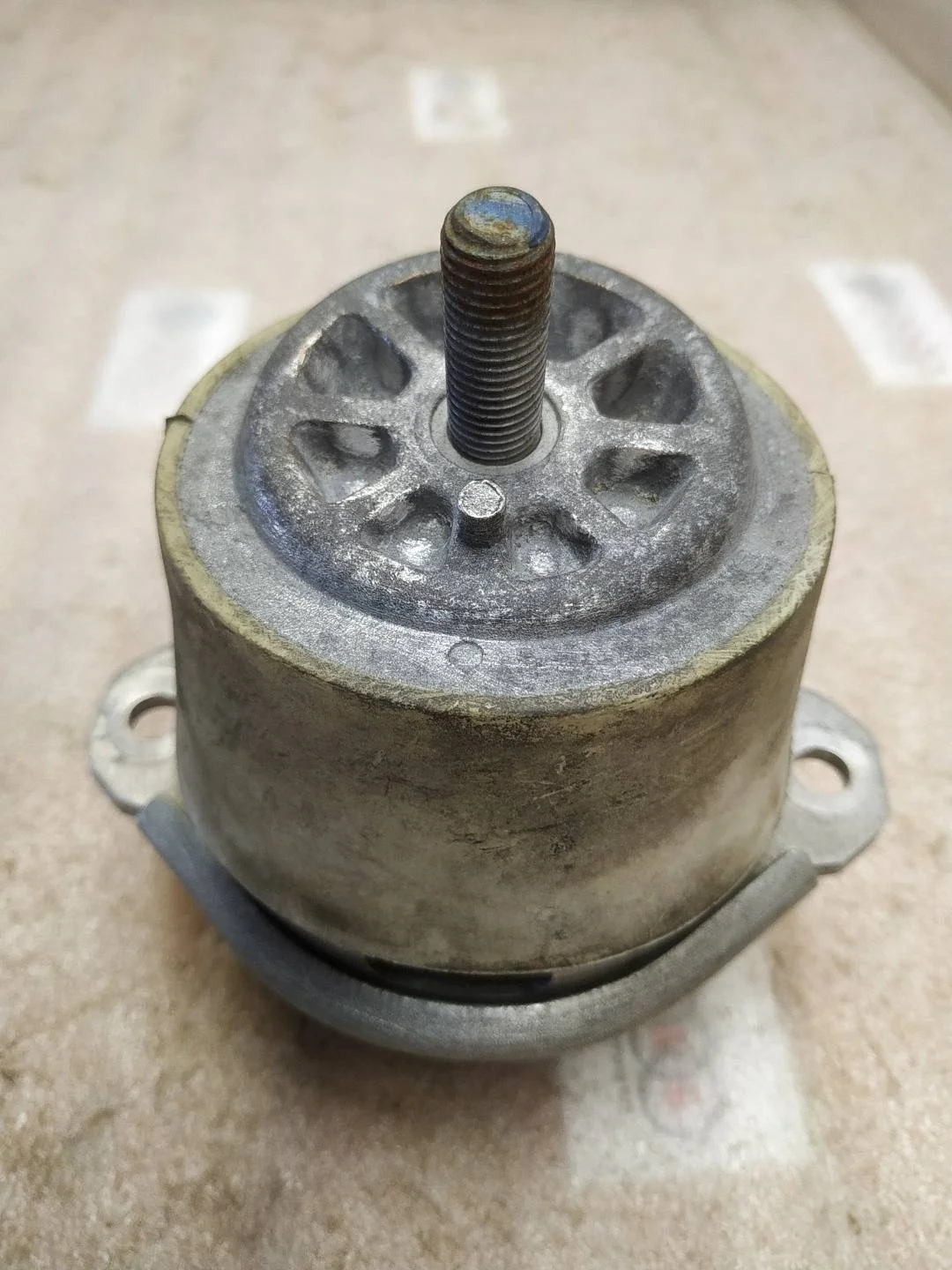 подушка крепления двигателя Volkswagen Touareg 2 7P6 2011