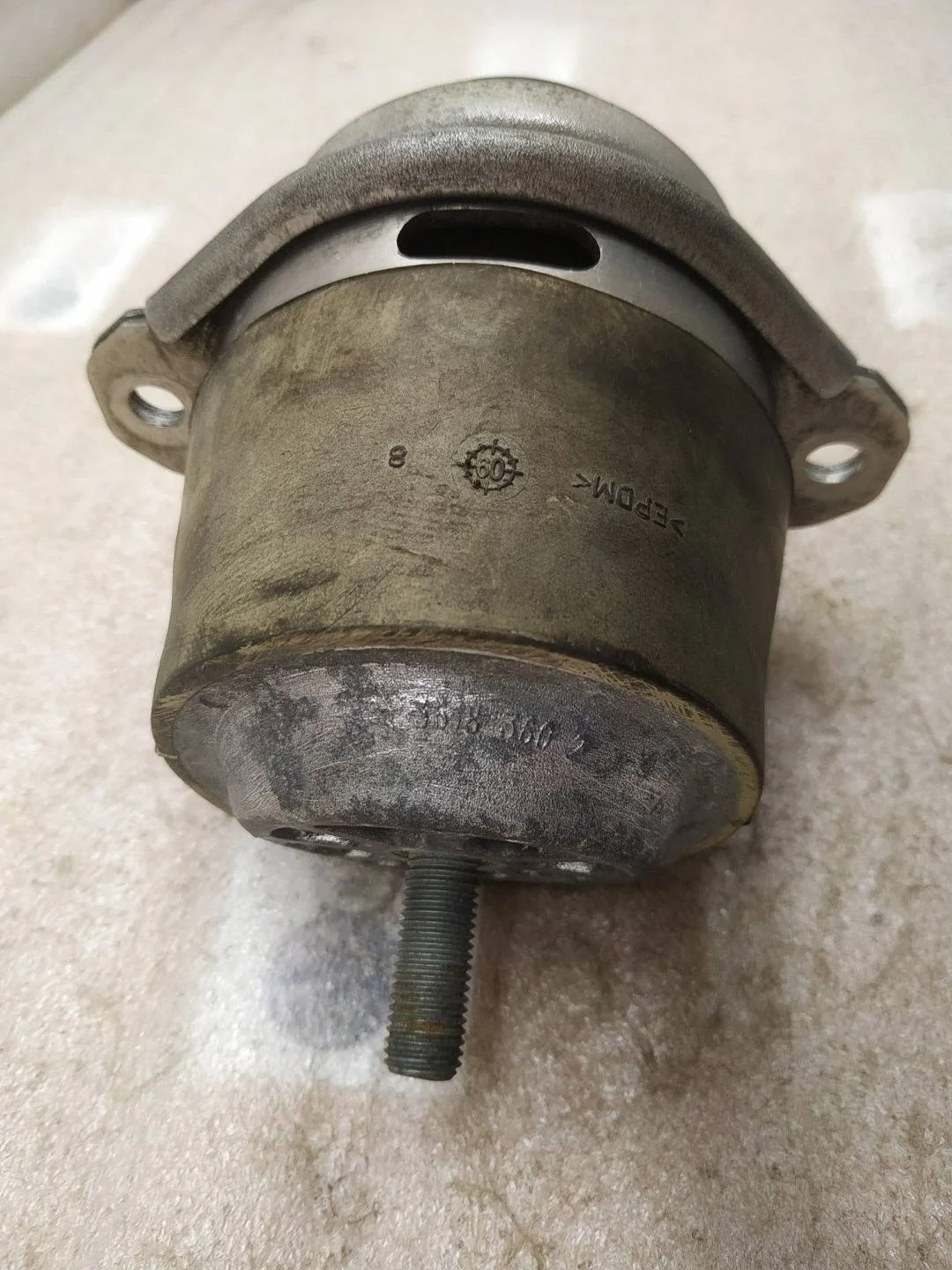 подушка крепления двигателя Volkswagen Touareg 2 7P6 2011