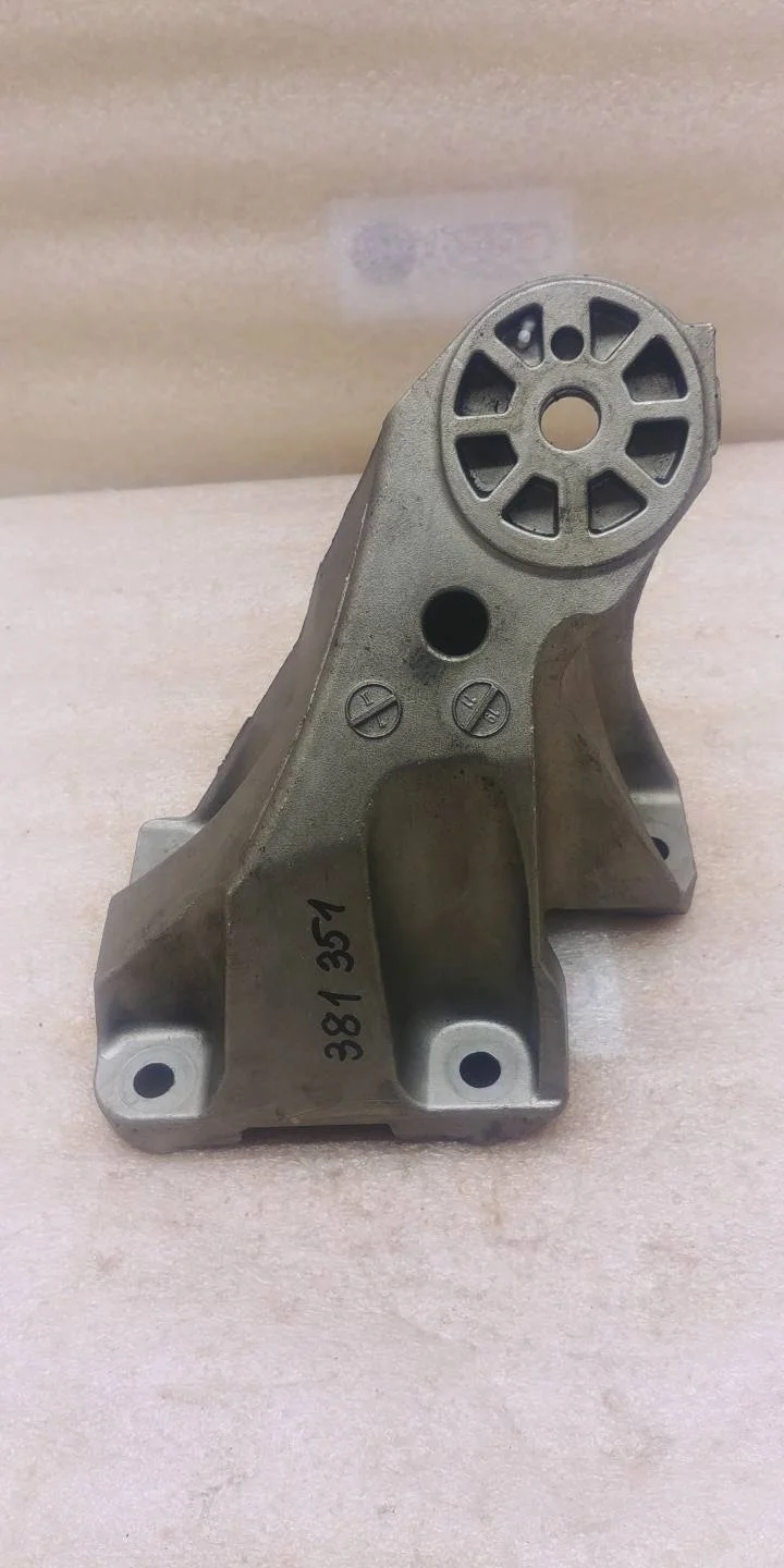 кронштейн двигателя правый Volkswagen Touareg 2 7P6 2012