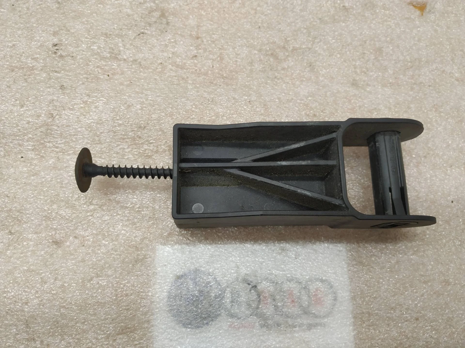 кронштейн (крепление) правый Volkswagen Touareg 2 7P6 2011