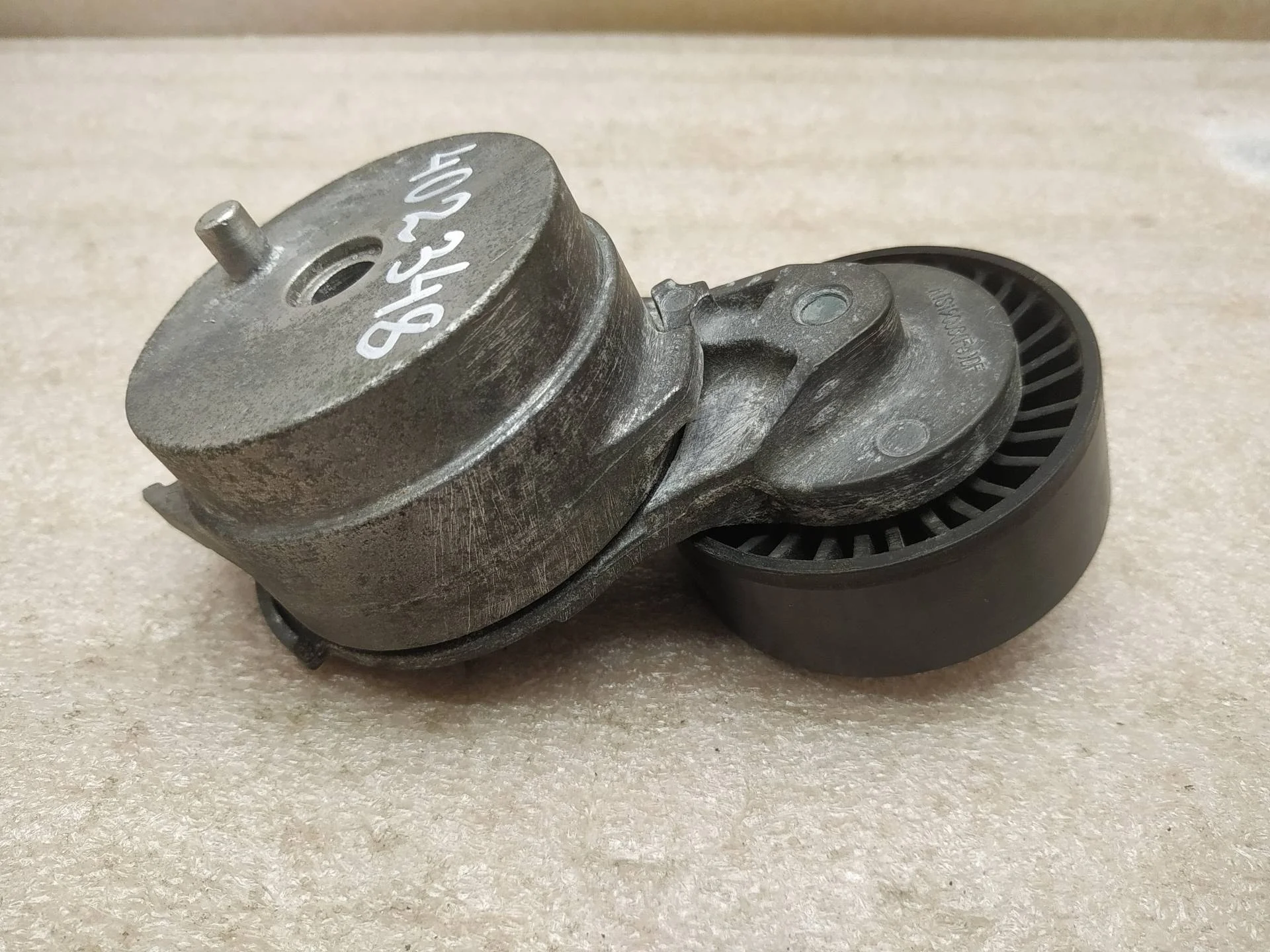 натяжитель ремня генератора Volkswagen Touareg 2 7P6 2011