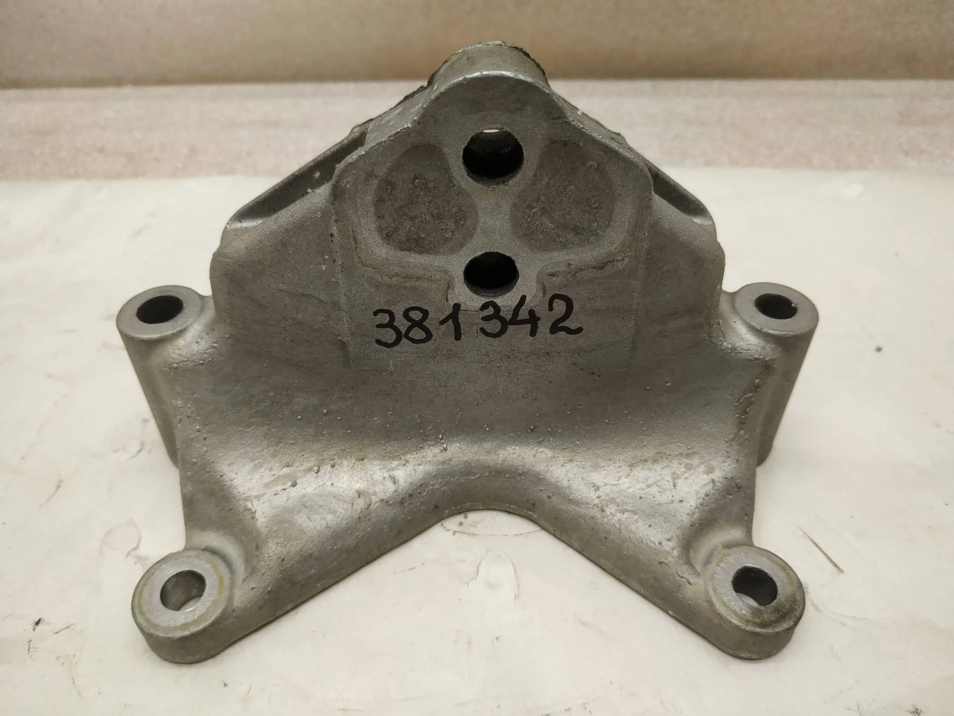 Лапа крепления раздатки Volkswagen Touareg 2 7P6 2012